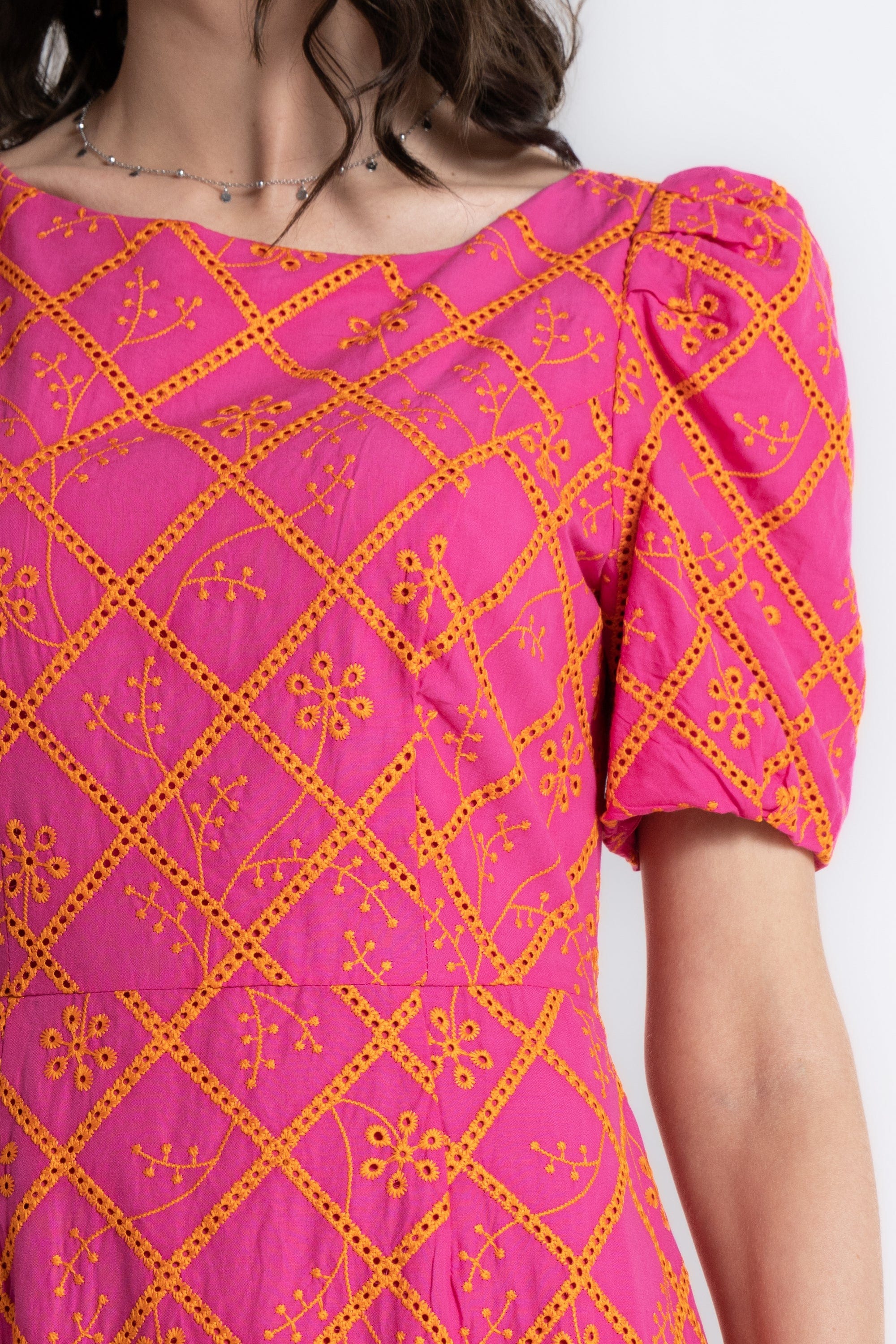 ميكا فستان ميدي نسائي مطرز فوشيا