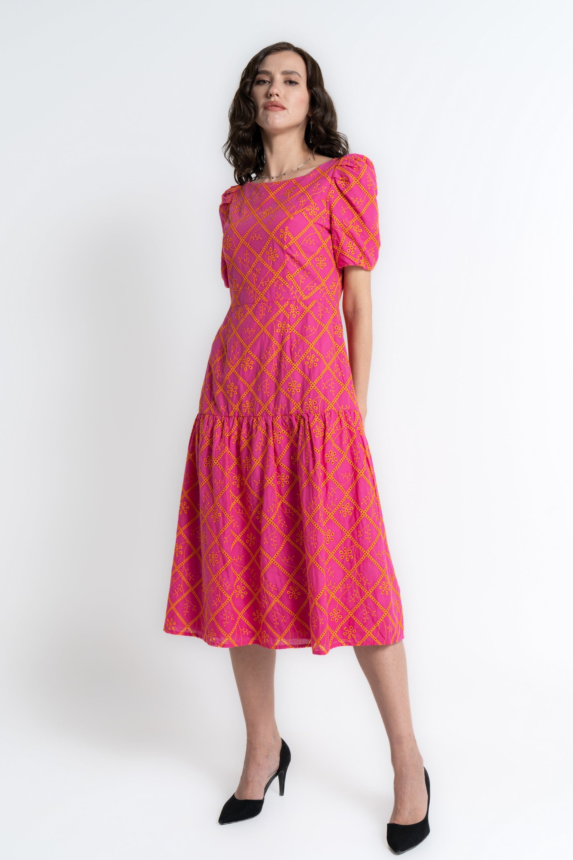 ميكا فستان ميدي نسائي مطرز فوشيا