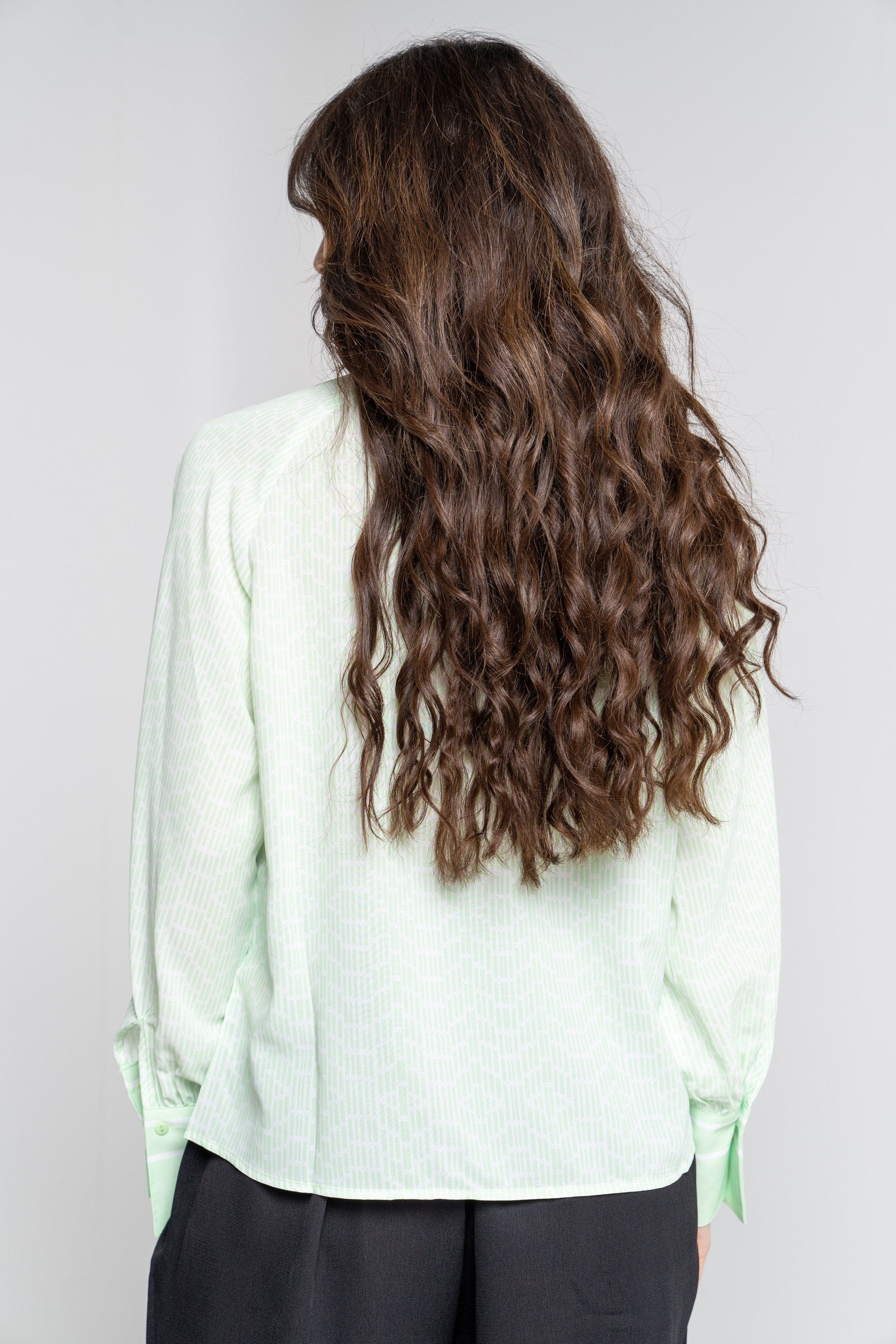 ู
ููุง ุจููุฒุฉ ู
ูููุดุฉ ุจุฃุฒุฑุงุฑ ุฃู
ุงู
ูุฉ ูู
ุทููู