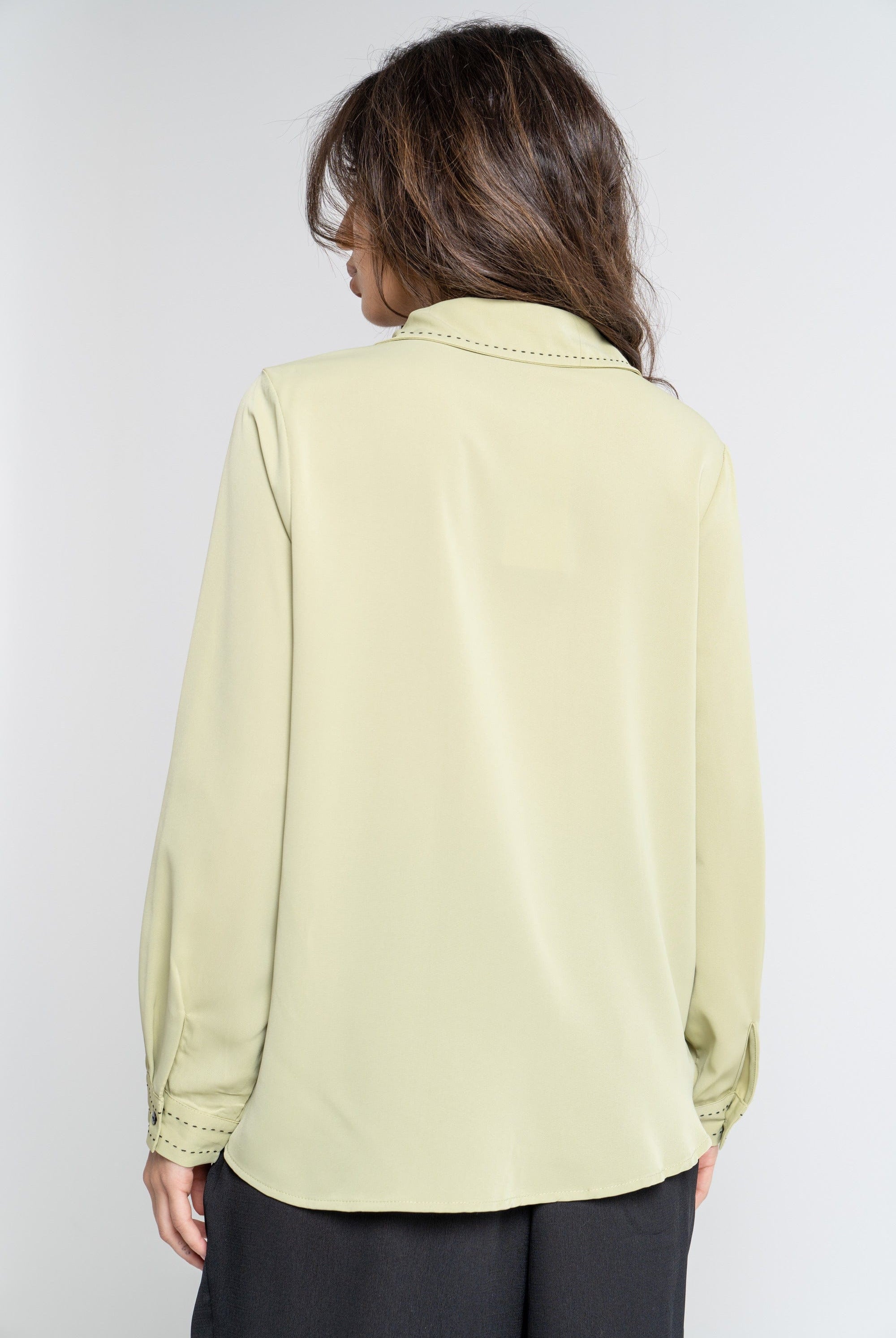 ميكا قميص سادة بأزرار أمامية بأكمام طويلة