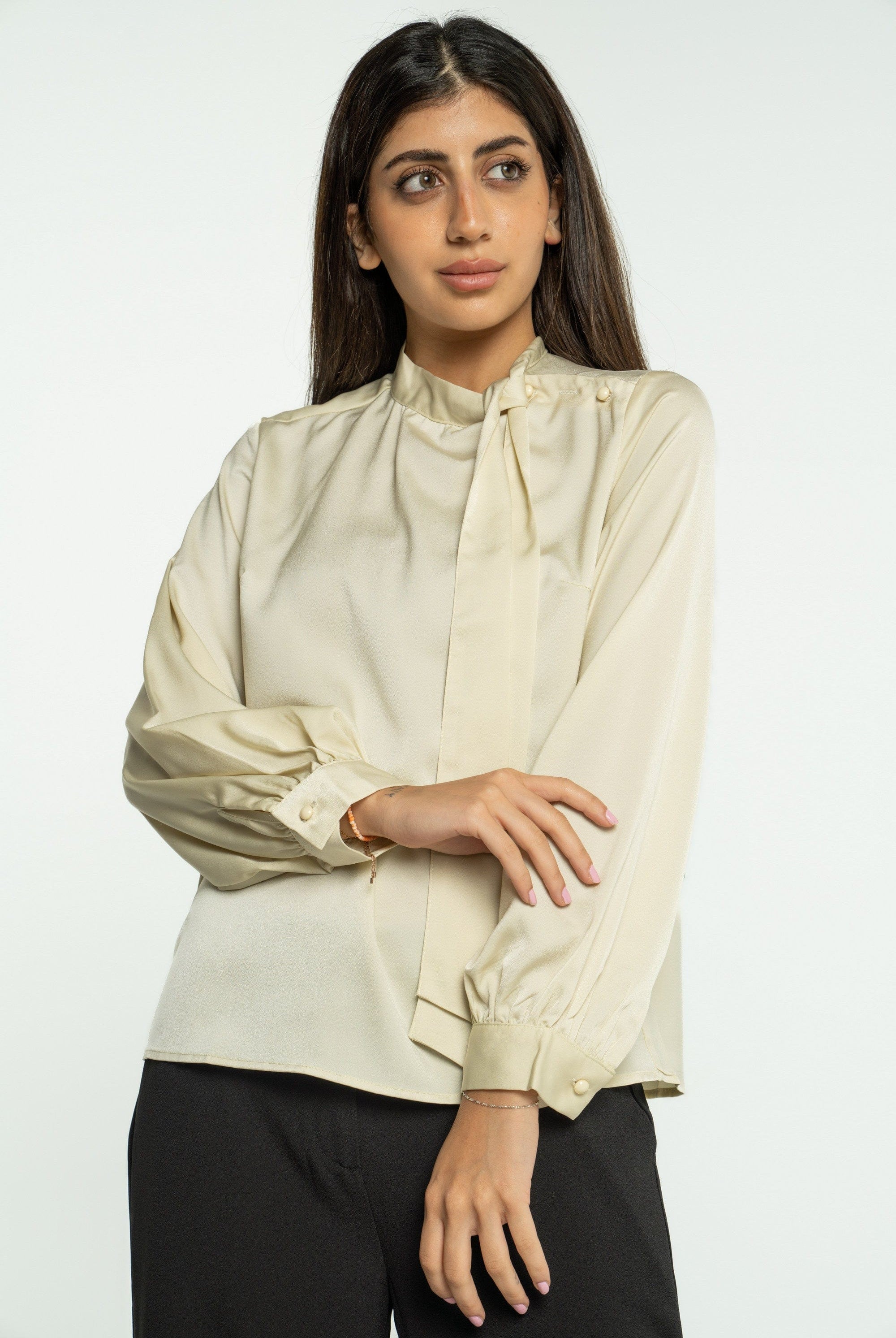 ميكا بلوزة سادة بربطة عنق كم طويل