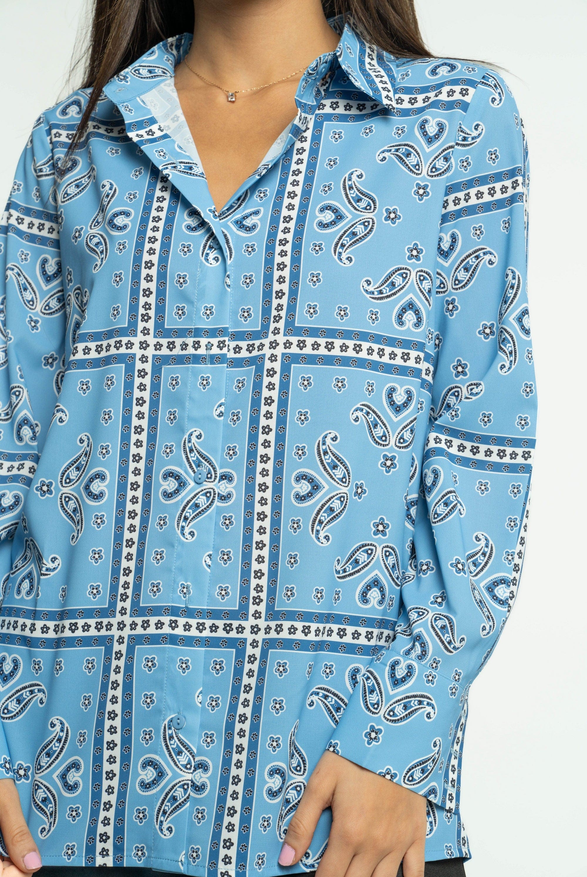 ميكا قميص منقوش بفتحة صدر وياقة بأكمام طويلة