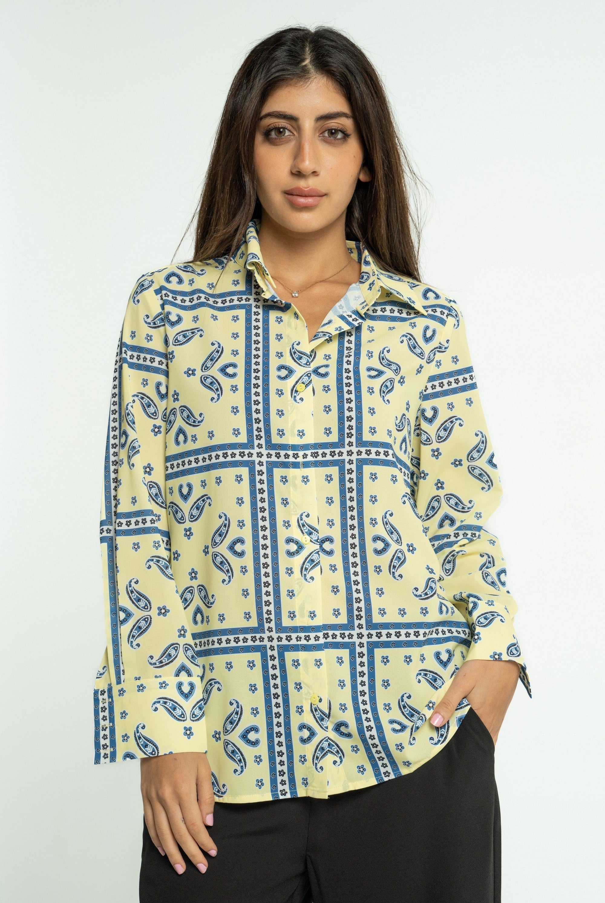 ميكا قميص منقوش بفتحة صدر وياقة بأكمام طويلة