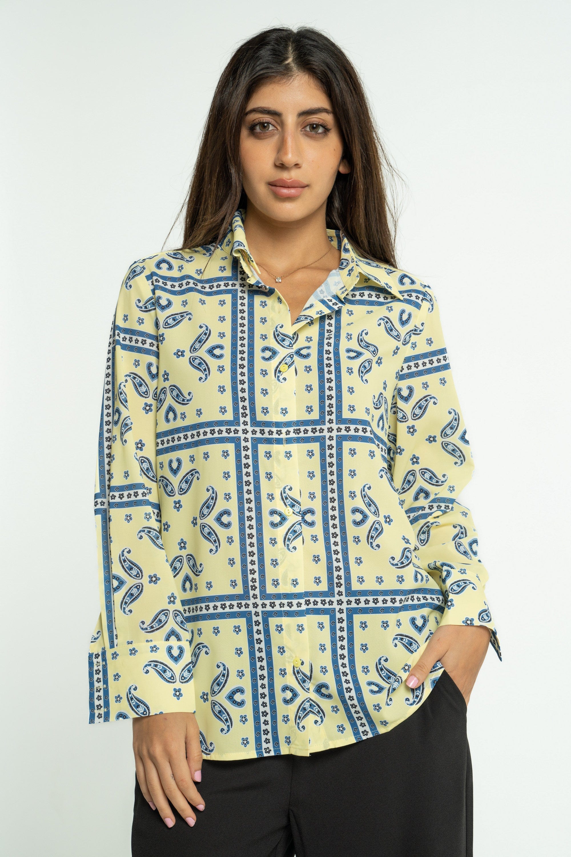 ميكا قميص منقوش بفتحة صدر وياقة بأكمام طويلة