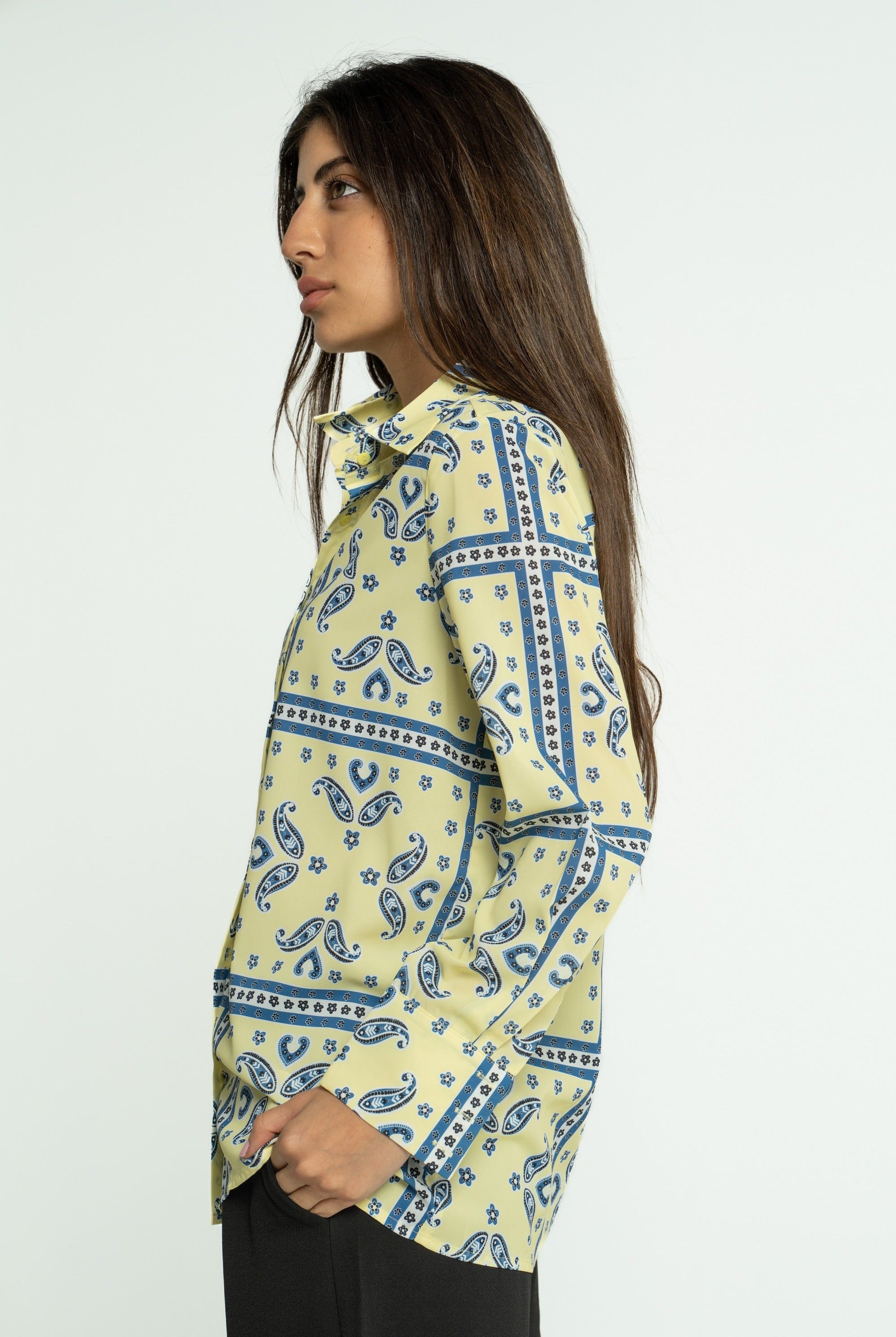 ميكا قميص منقوش بفتحة صدر وياقة بأكمام طويلة