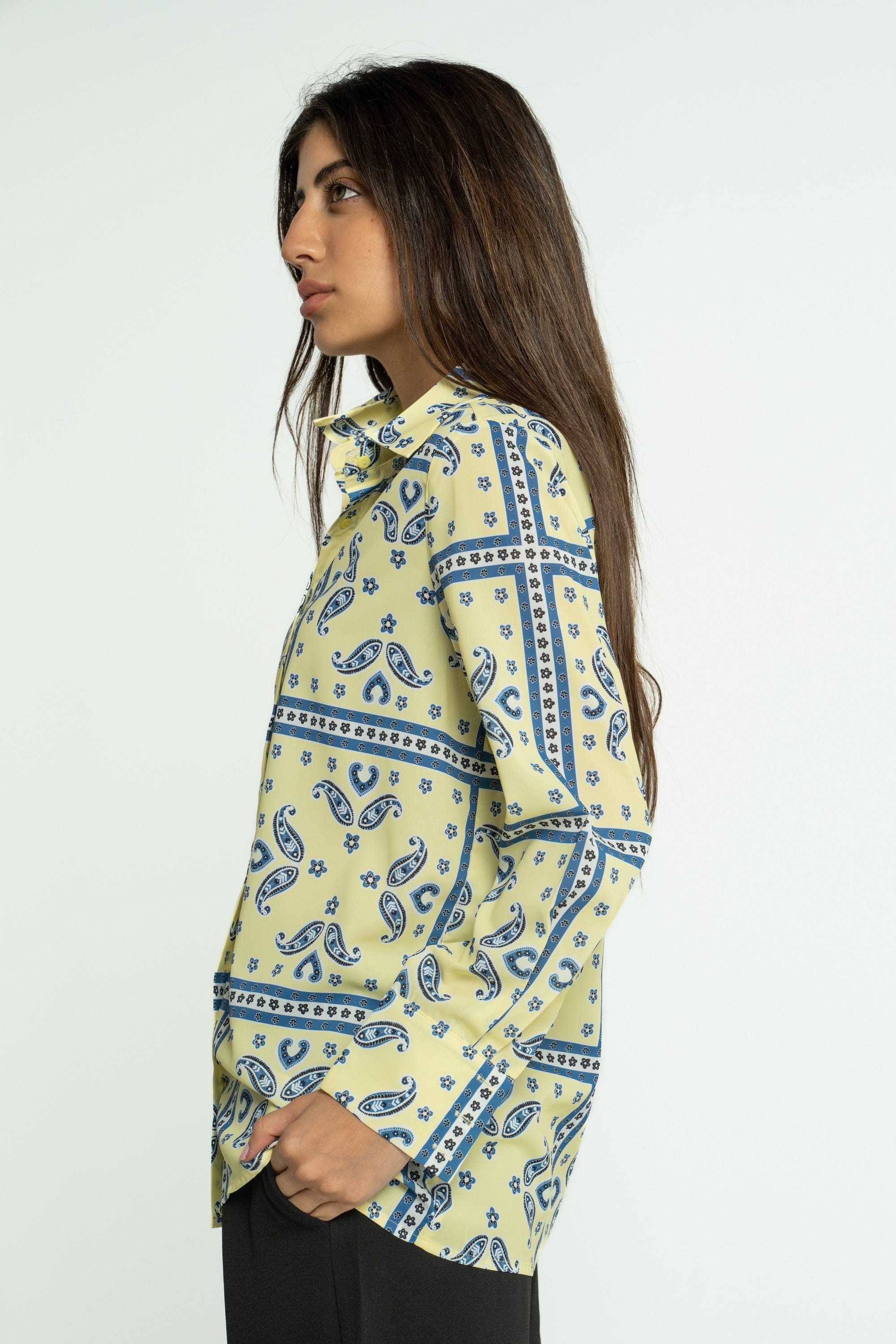ميكا قميص منقوش بفتحة صدر وياقة بأكمام طويلة