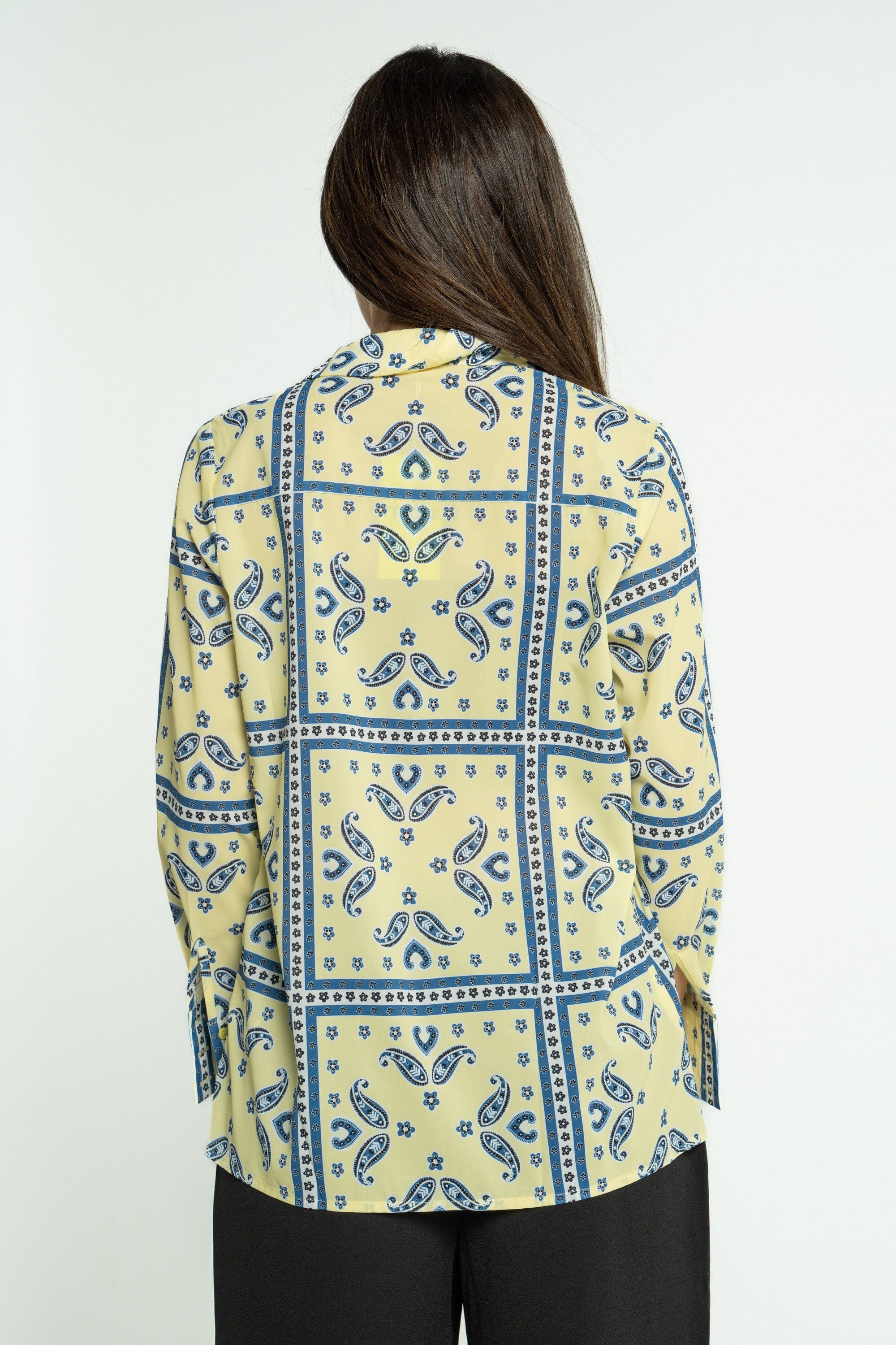 ميكا قميص منقوش بفتحة صدر وياقة بأكمام طويلة