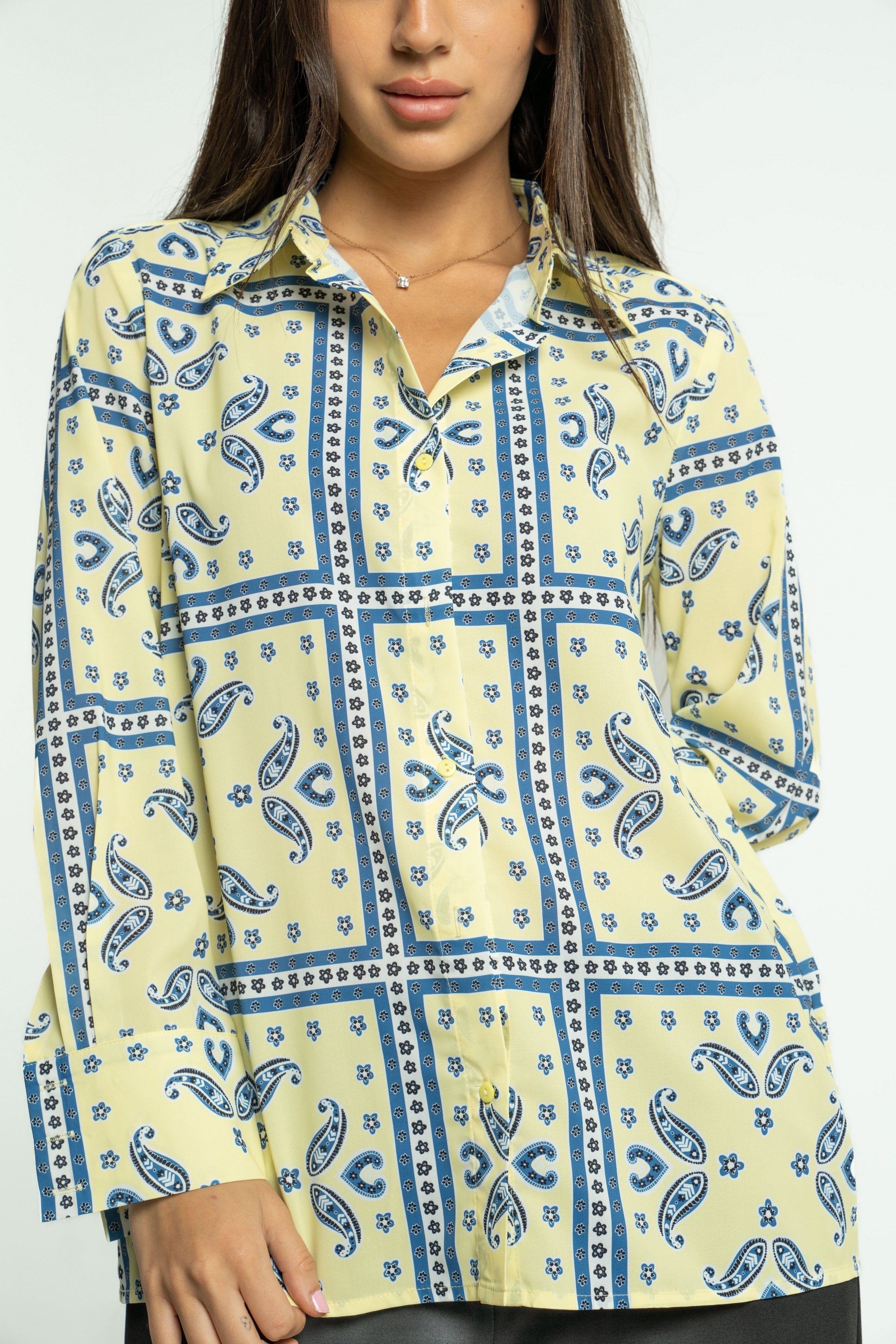 ميكا قميص منقوش بفتحة صدر وياقة بأكمام طويلة