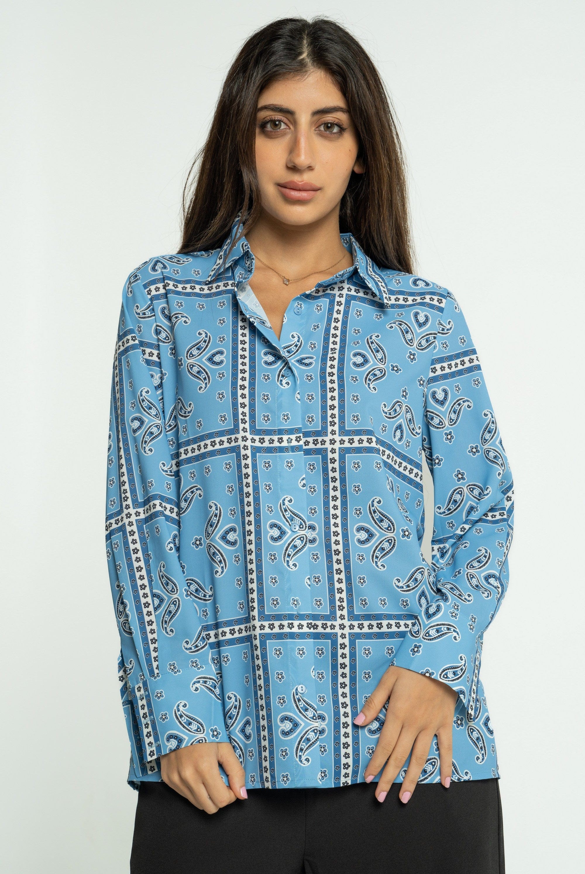 ميكا قميص منقوش بفتحة صدر وياقة بأكمام طويلة