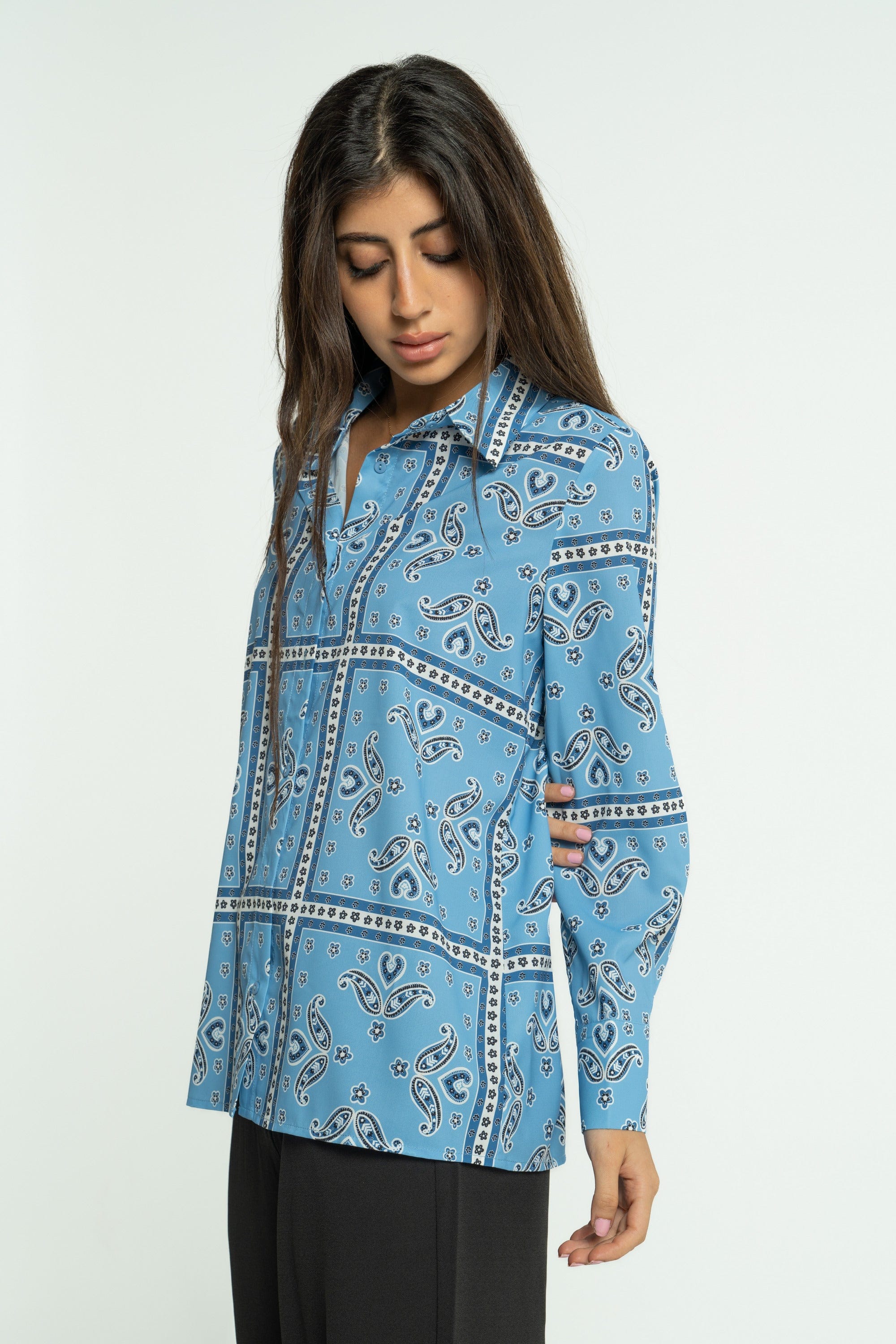 ميكا قميص منقوش بفتحة صدر وياقة بأكمام طويلة