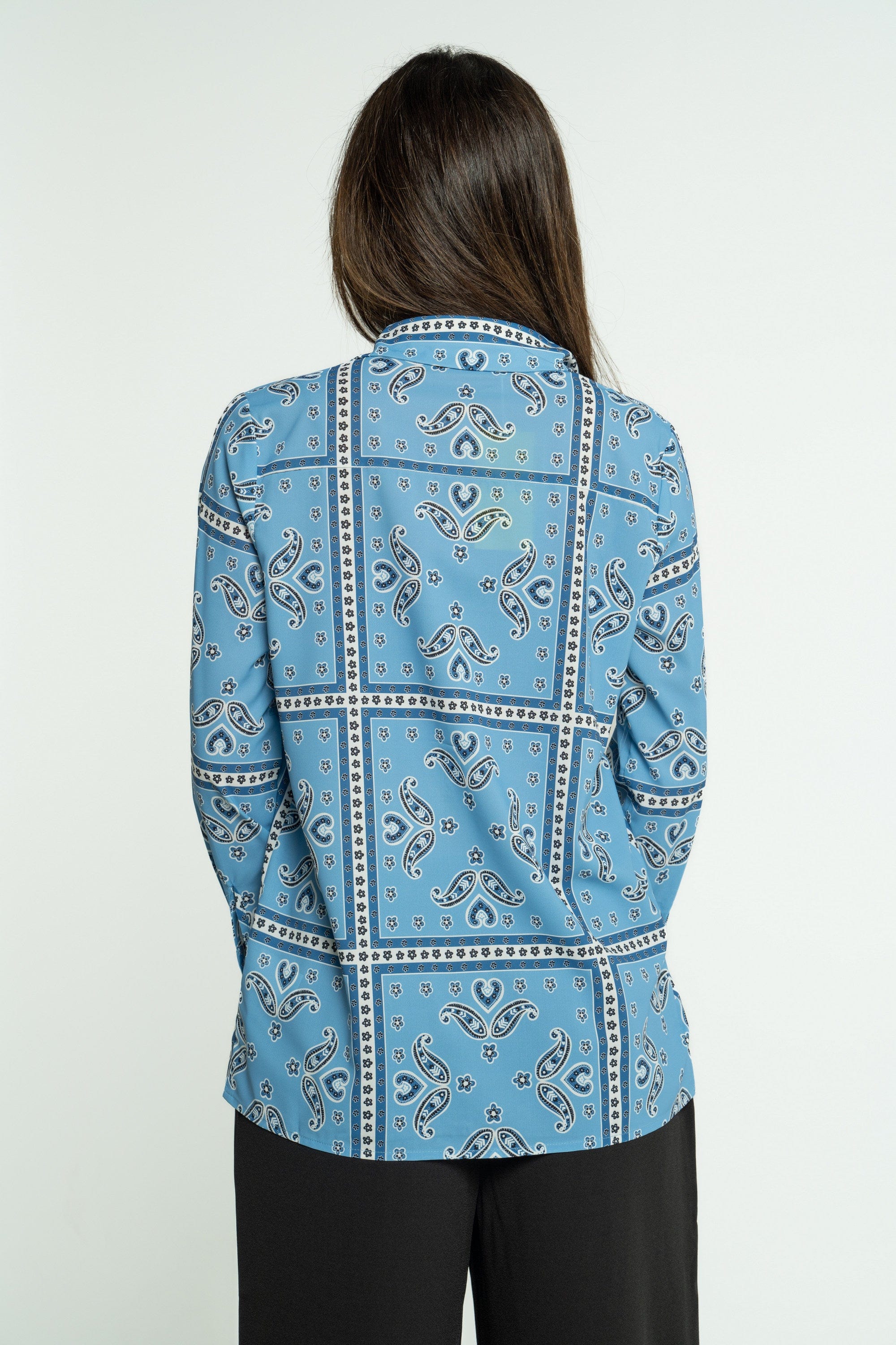 ميكا قميص منقوش بفتحة صدر وياقة بأكمام طويلة