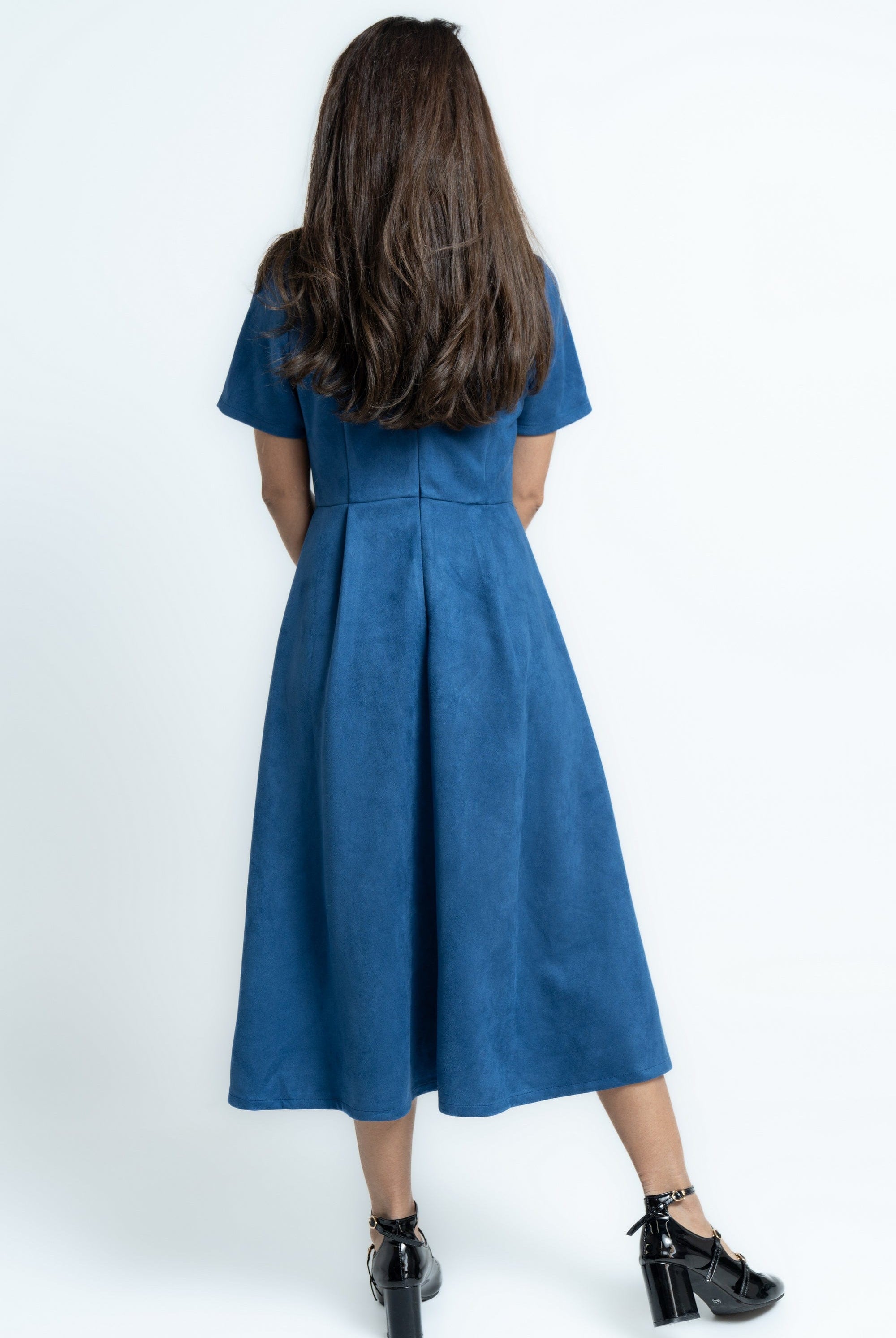 ميكا فستان ميدي بأكمام قصيرة بإكسسوار على الرقبة