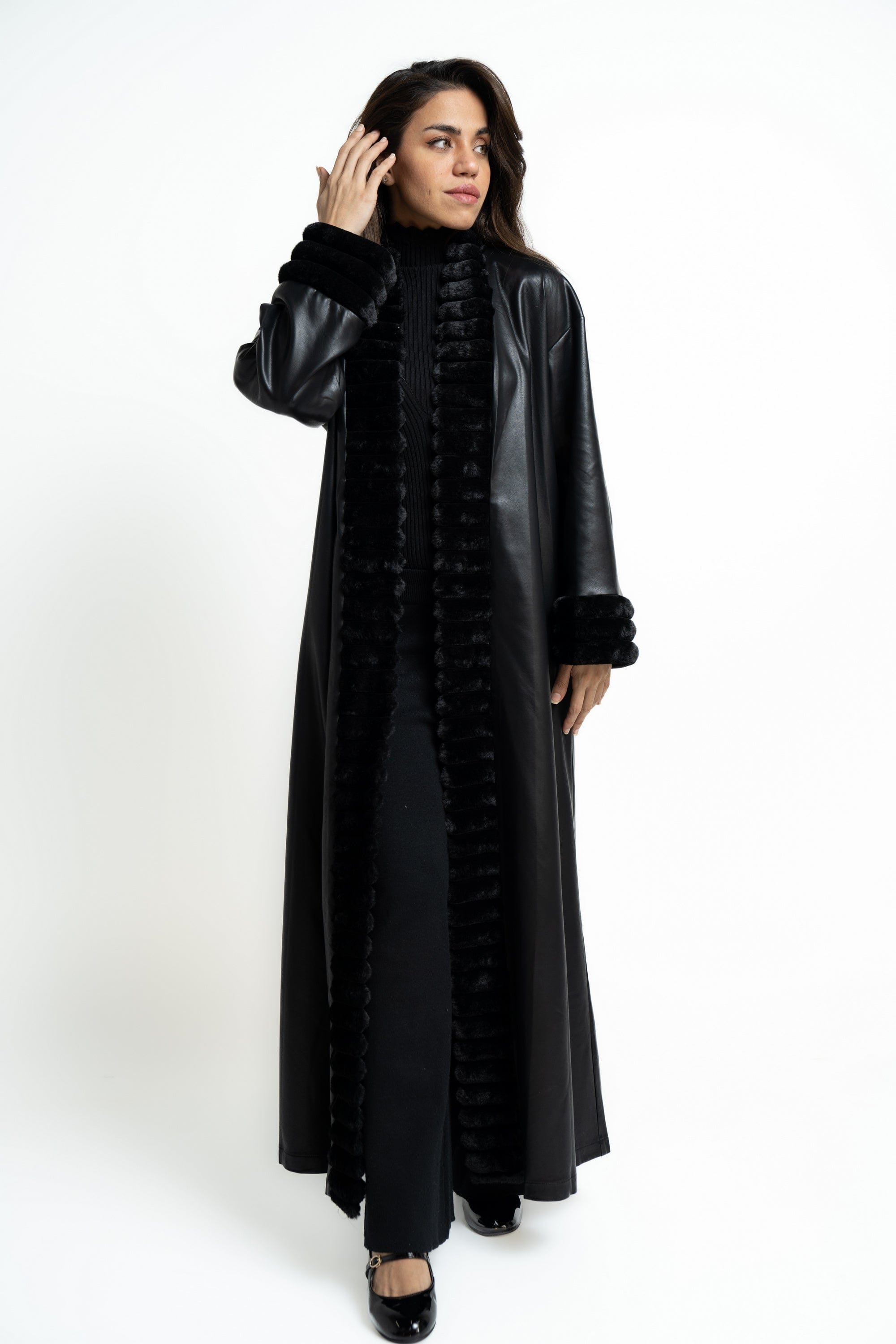 ميكا بالطو نسائى جلد طويل ومزين بفرو من الياقة والكم