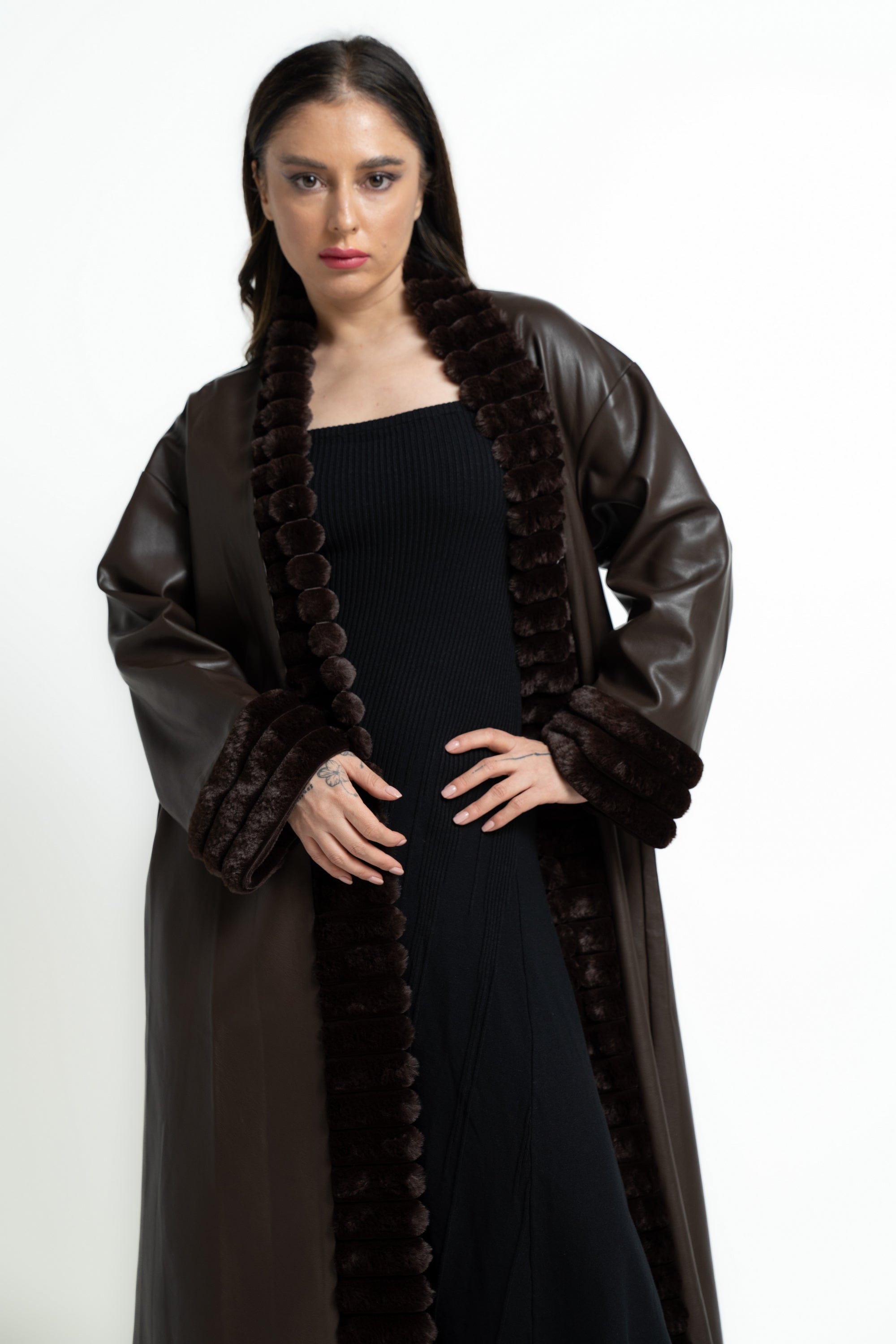 ميكا بالطو نسائى جلد طويل ومزين بفرو من الياقة والكم