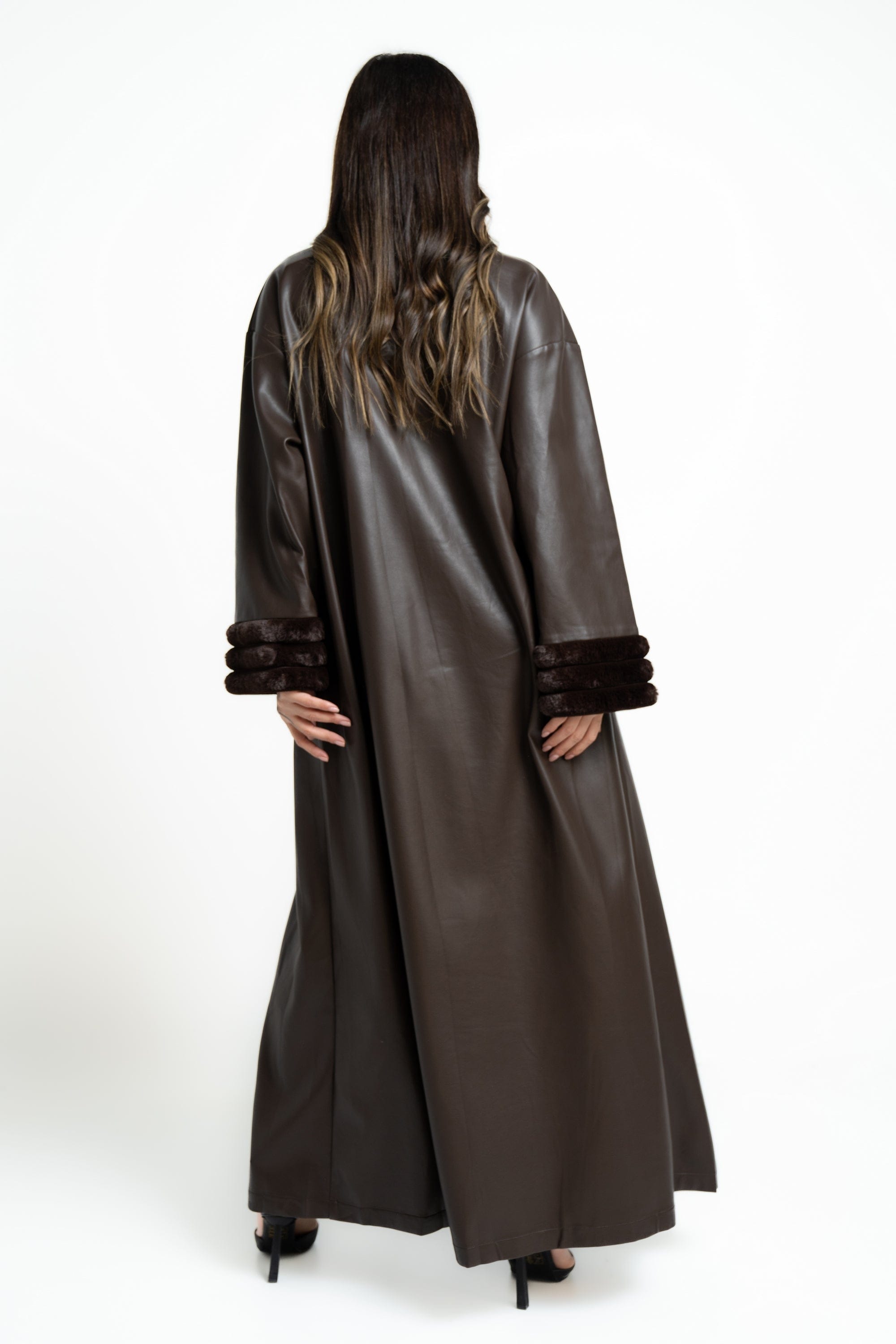 ميكا بالطو نسائى جلد طويل ومزين بفرو من الياقة والكم