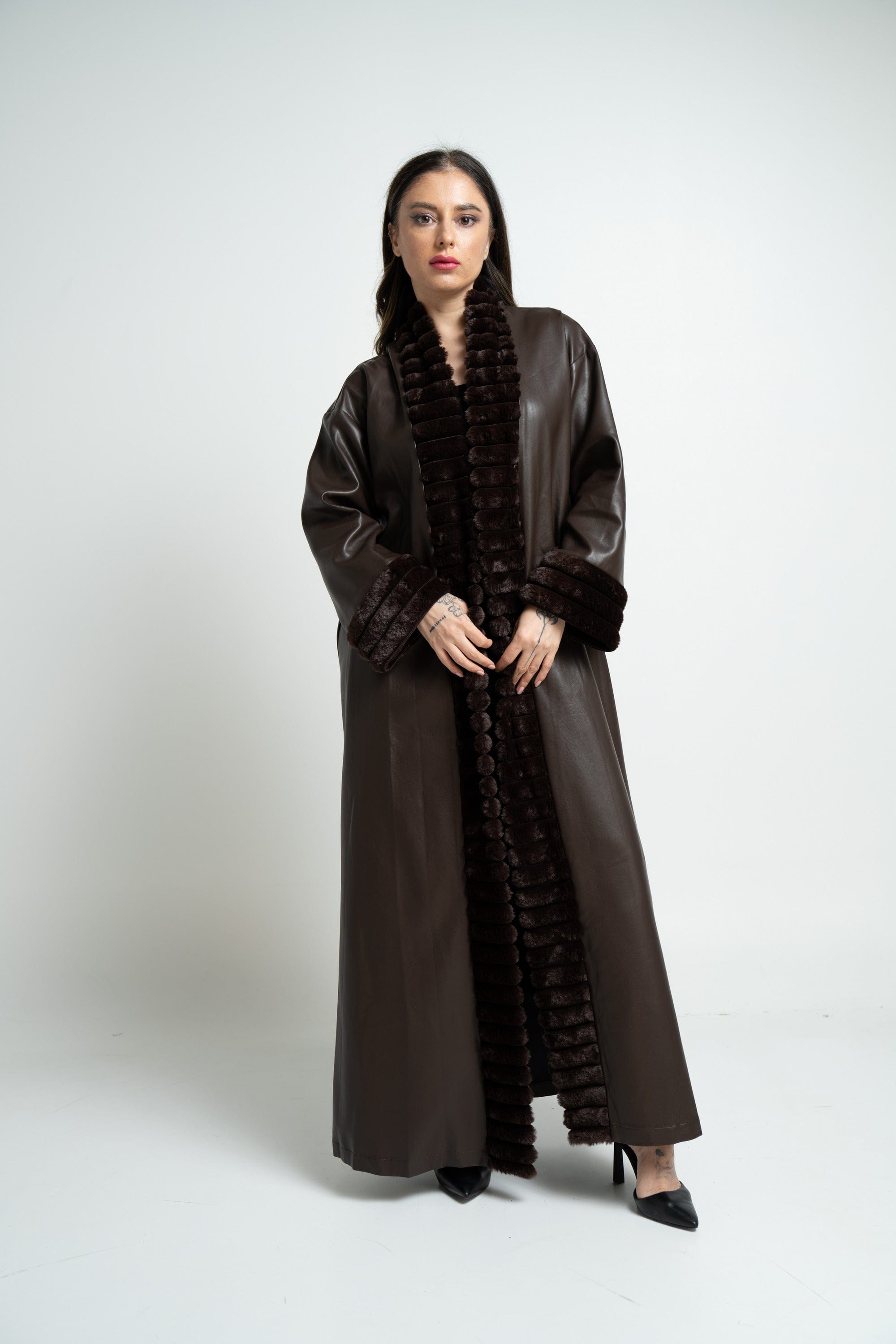 ميكا بالطو نسائى جلد طويل ومزين بفرو من الياقة والكم