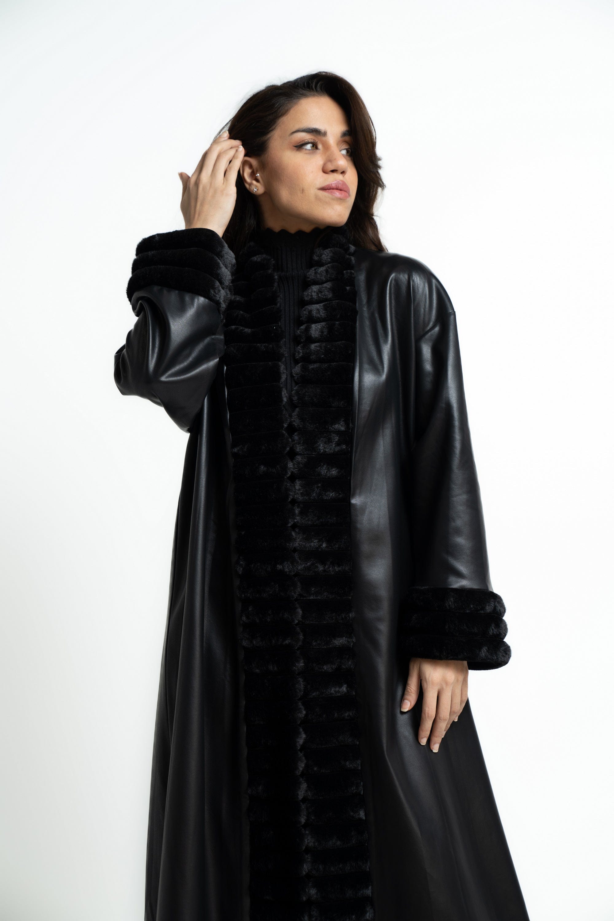 ميكا بالطو نسائى جلد طويل ومزين بفرو من الياقة والكم