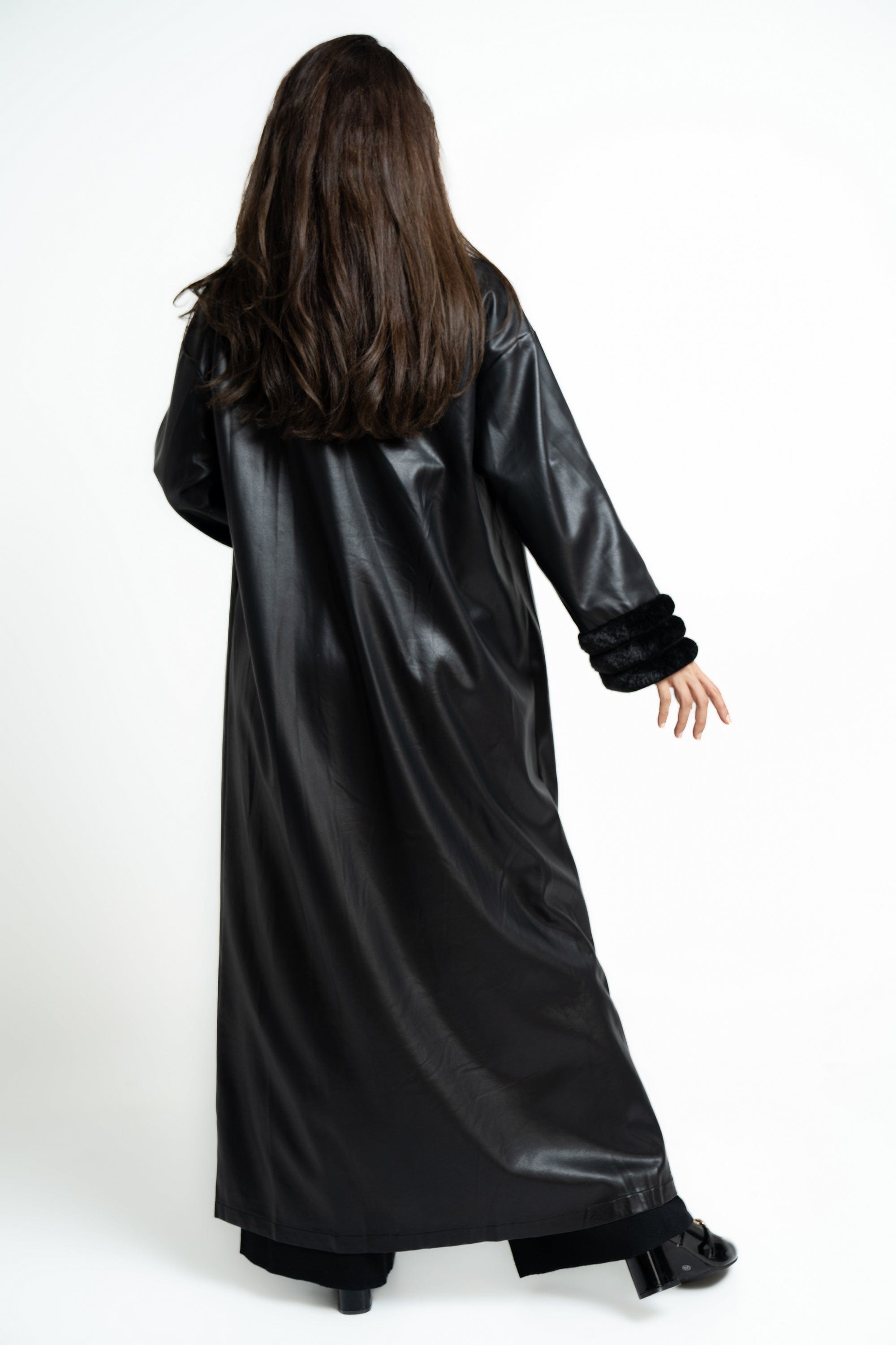 ميكا بالطو نسائى جلد طويل ومزين بفرو من الياقة والكم