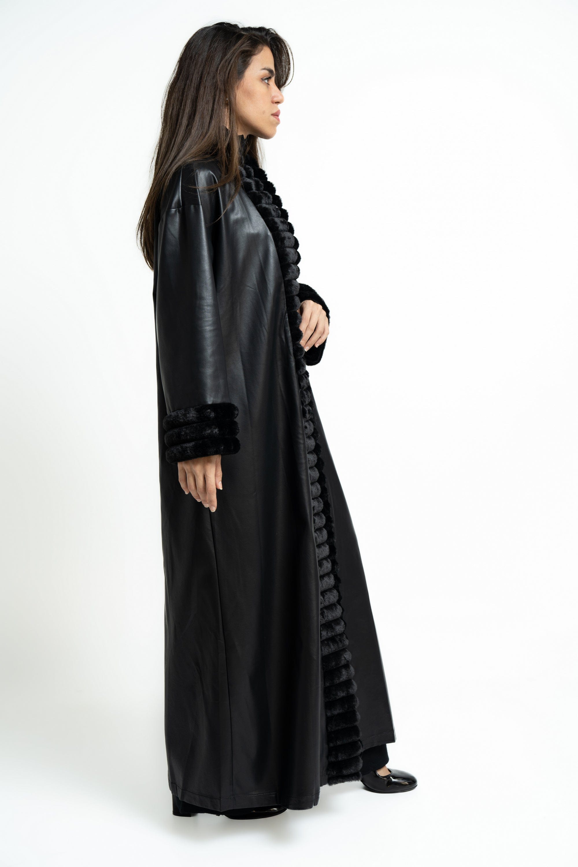 ميكا بالطو نسائى جلد طويل ومزين بفرو من الياقة والكم