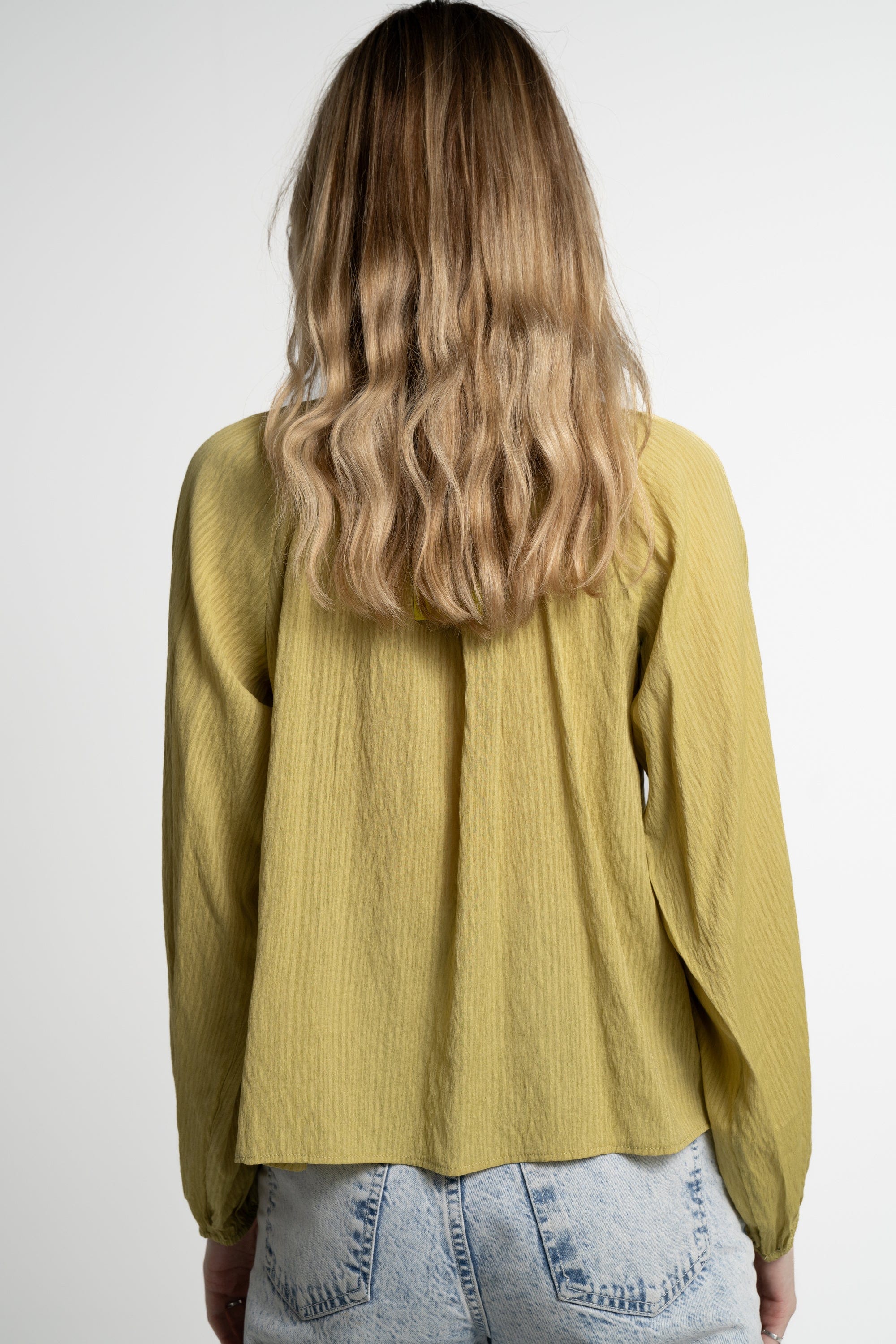 ميكا بلوزة بأكمام طويلة مخرمة برباط نسائي