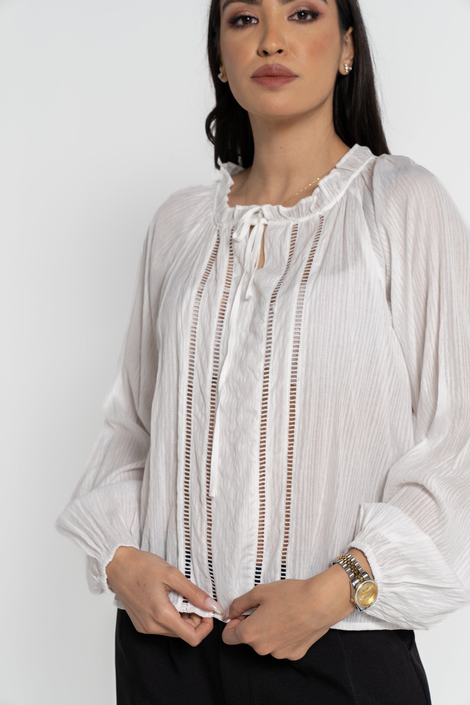 ميكا بلوزة بأكمام طويلة مخرمة برباط نسائي