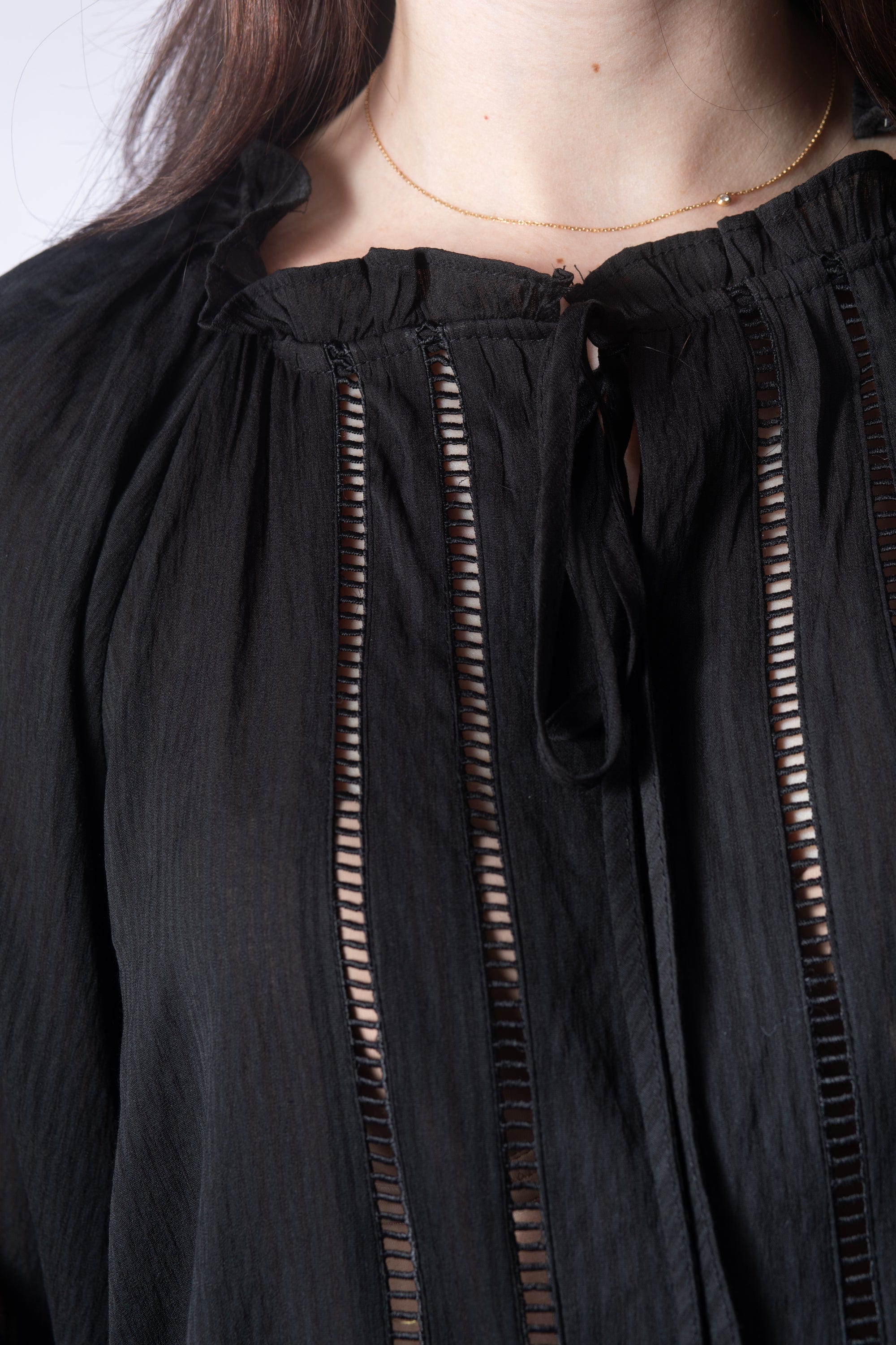 ميكا بلوزة بأكمام طويلة مخرمة برباط نسائي