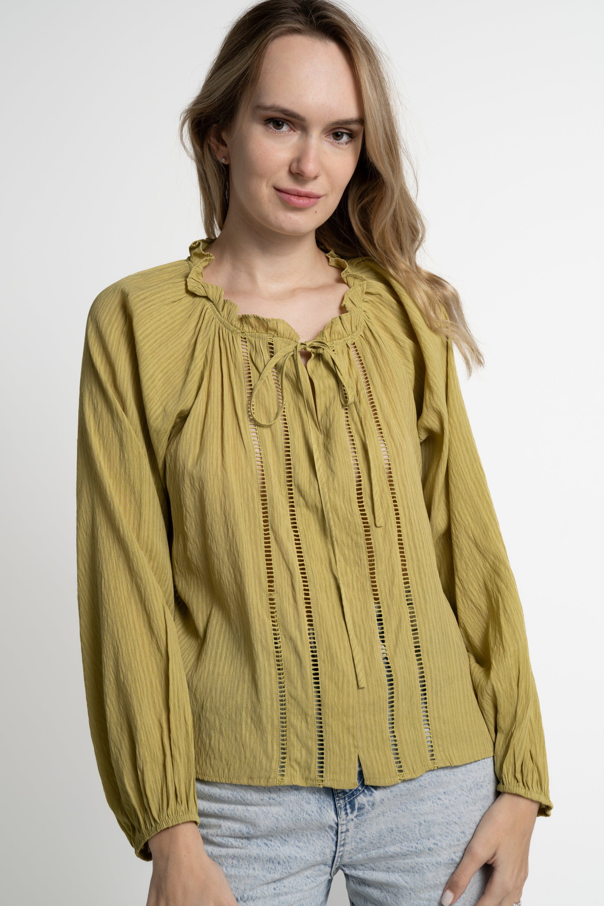 ميكا بلوزة بأكمام طويلة مخرمة برباط نسائي