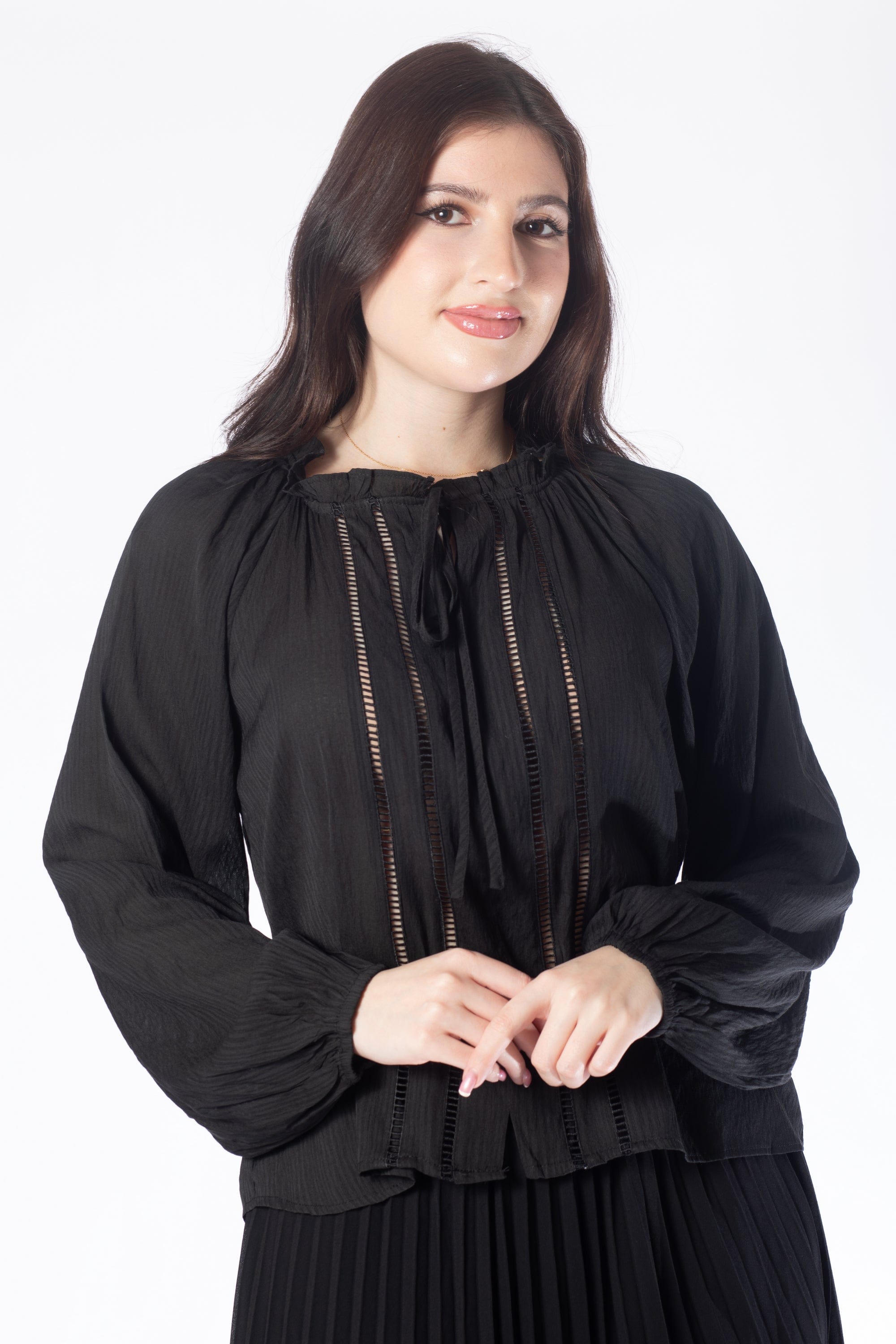 ميكا بلوزة بأكمام طويلة مخرمة برباط نسائي