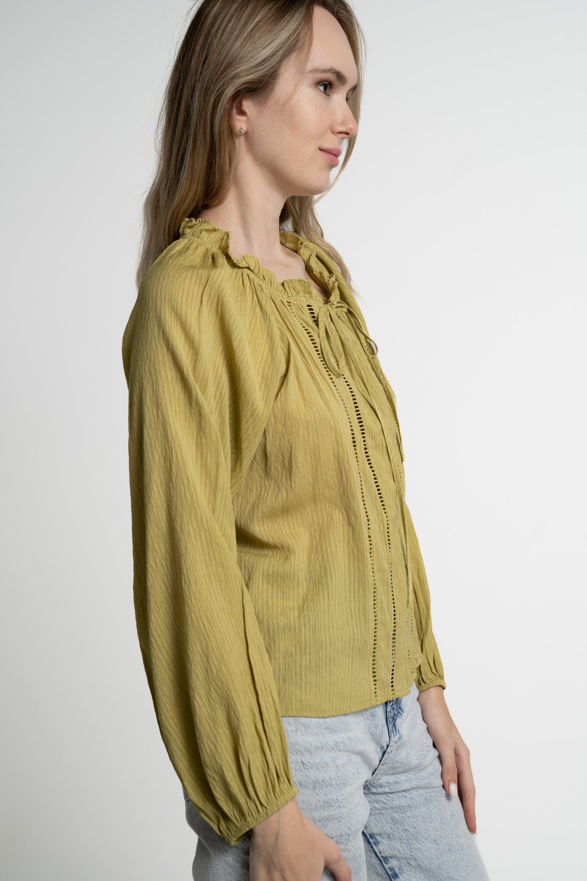 ميكا بلوزة بأكمام طويلة مخرمة برباط نسائي