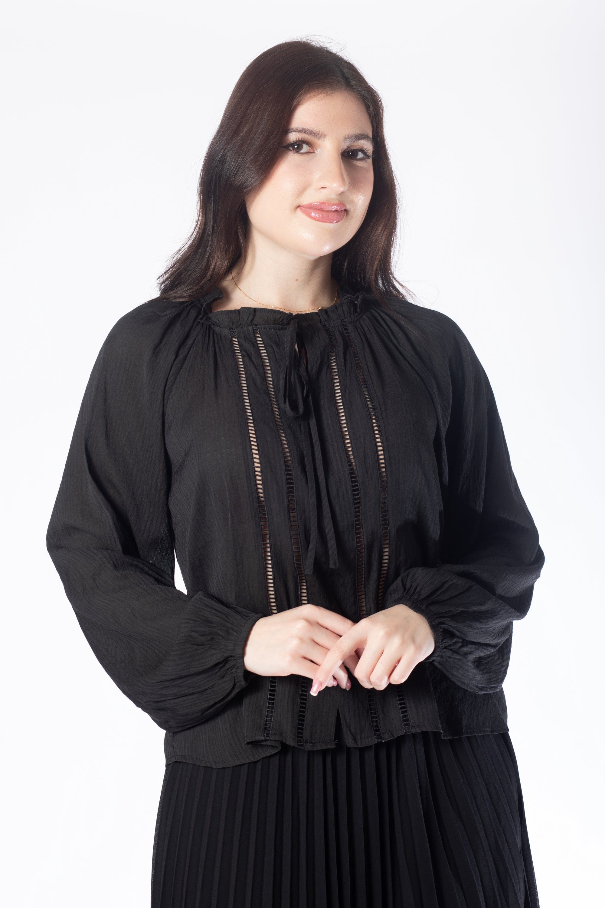 ميكا بلوزة بأكمام طويلة مخرمة برباط نسائي