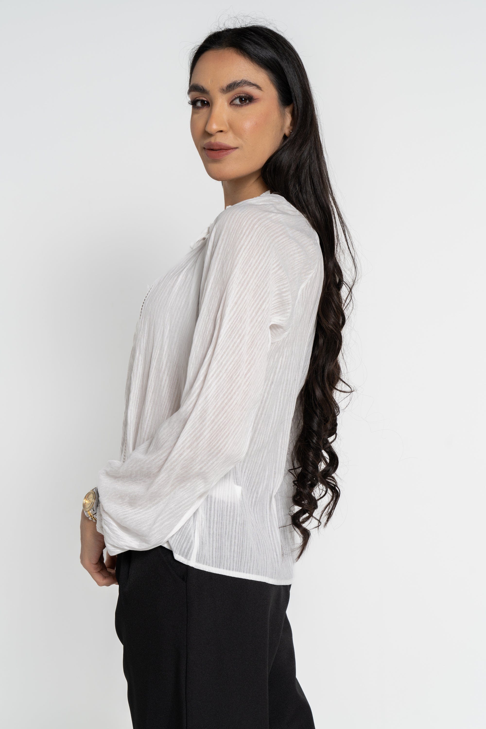 ميكا بلوزة بأكمام طويلة مخرمة برباط نسائي