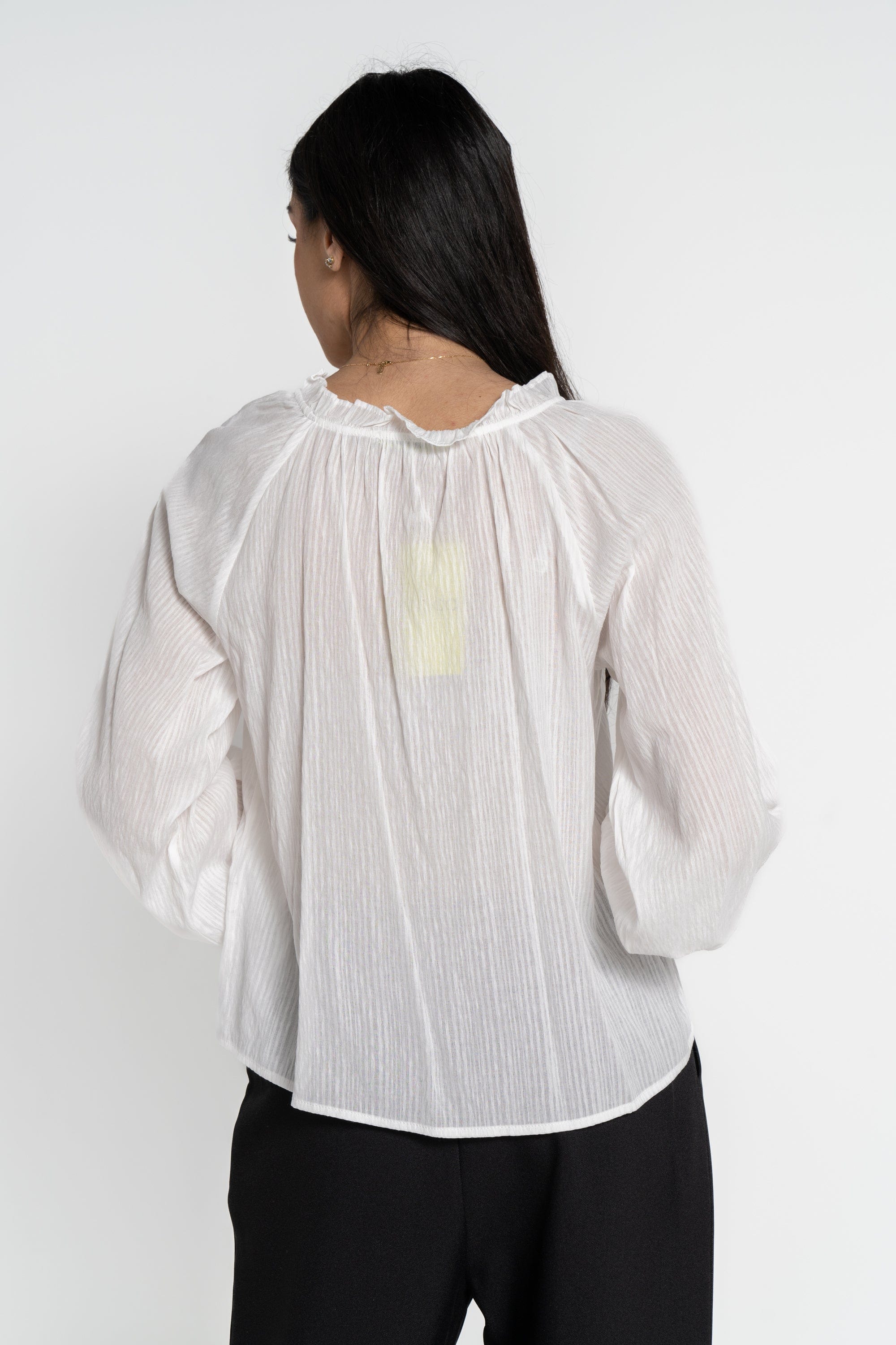 ميكا بلوزة بأكمام طويلة مخرمة برباط نسائي