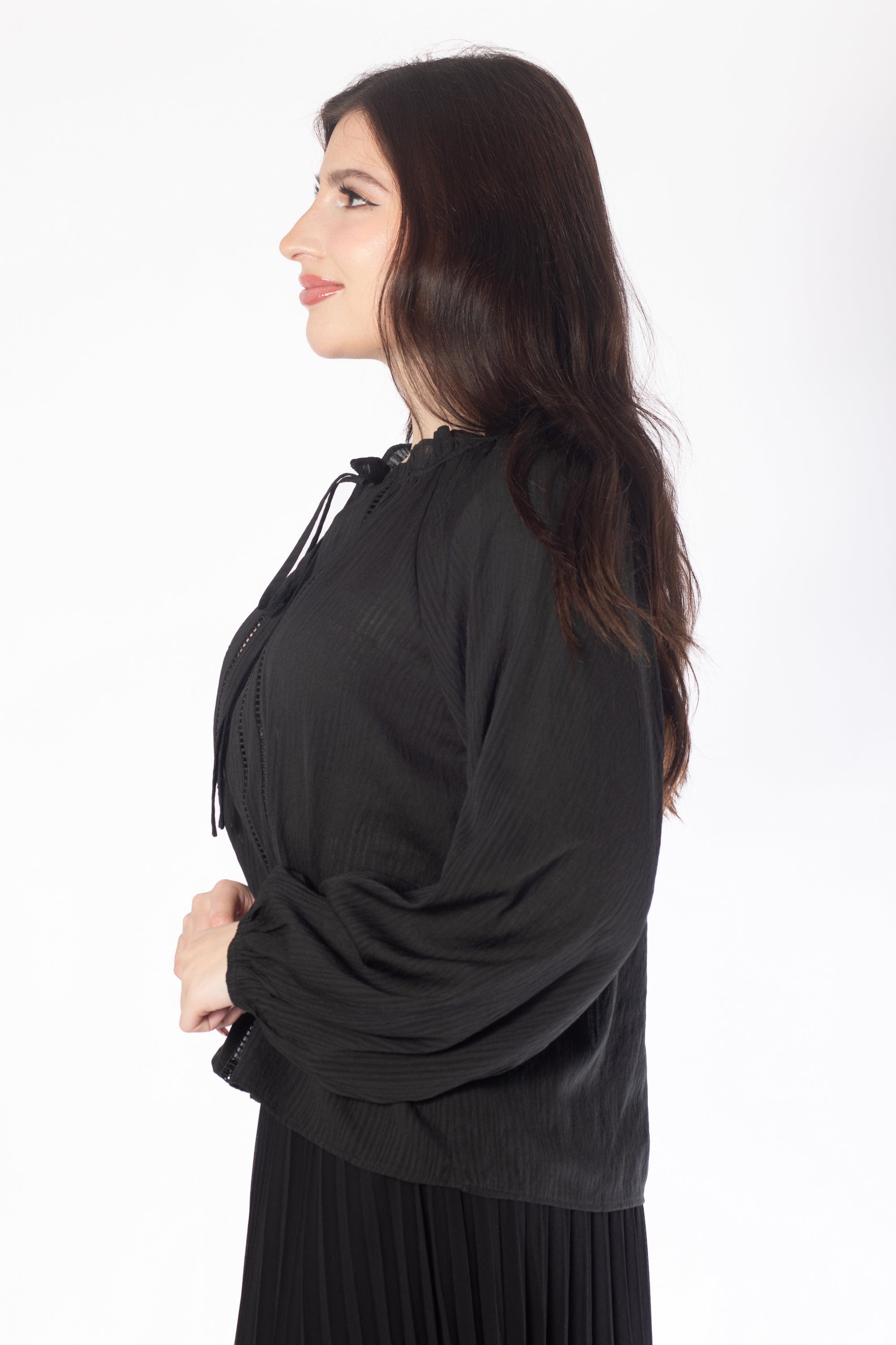 ميكا بلوزة بأكمام طويلة مخرمة برباط نسائي