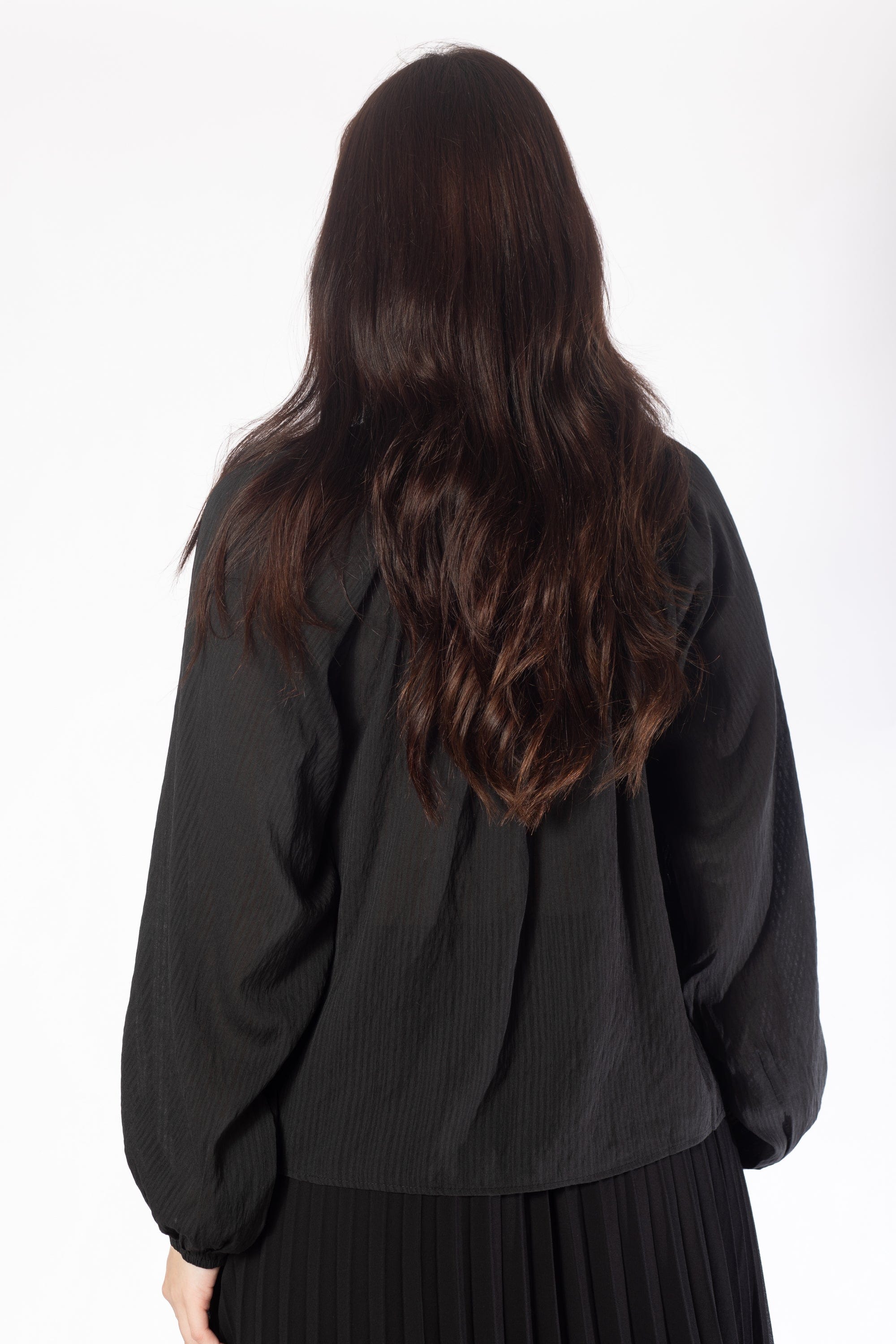 ميكا بلوزة بأكمام طويلة مخرمة برباط نسائي