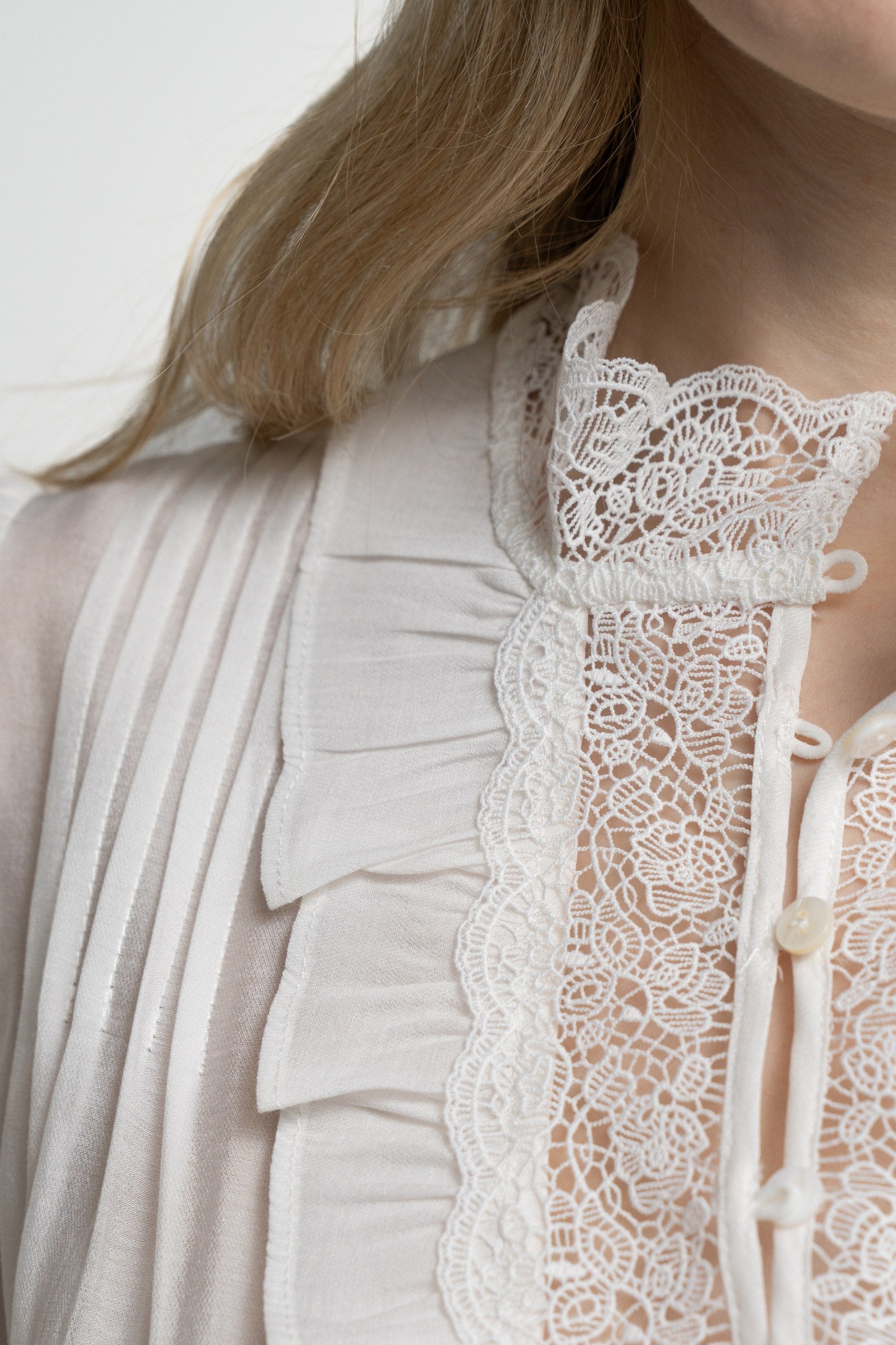 ميكا بلوزة 3/4 كم سادة مكشكشة من الأمام نسائي