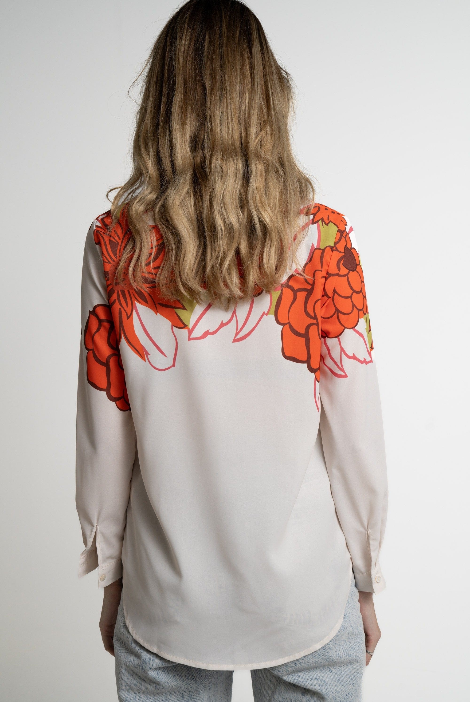 ميكا قميص بأكمام طويلة مزين بالأكتاف نسائي بيج