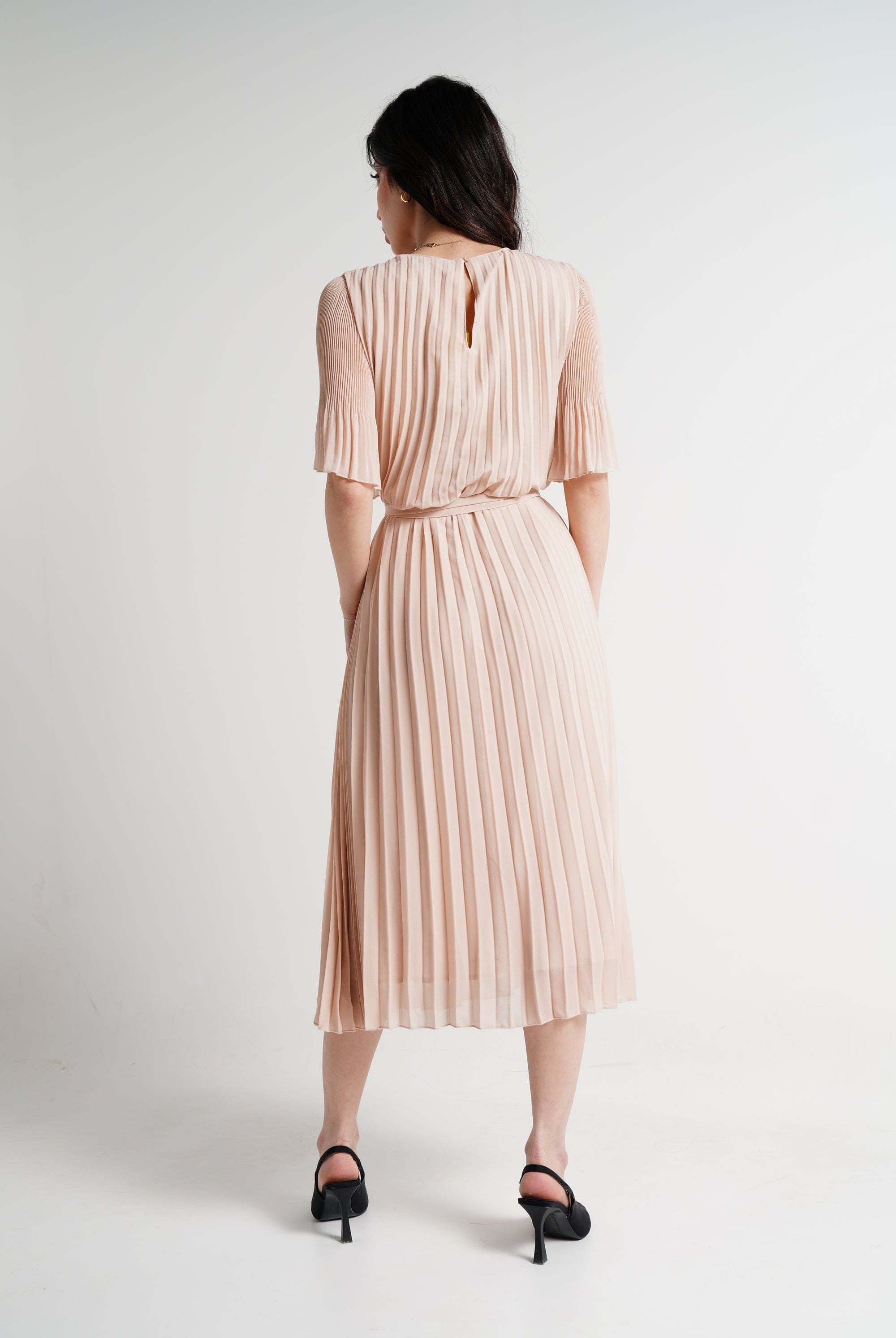 ู
ููุง ูุณุชุงู ู
ูุฏู ุจุฃูู
ุงู
ูุตูุฑุฉ ุจููุณูู ูุณุงุฆู