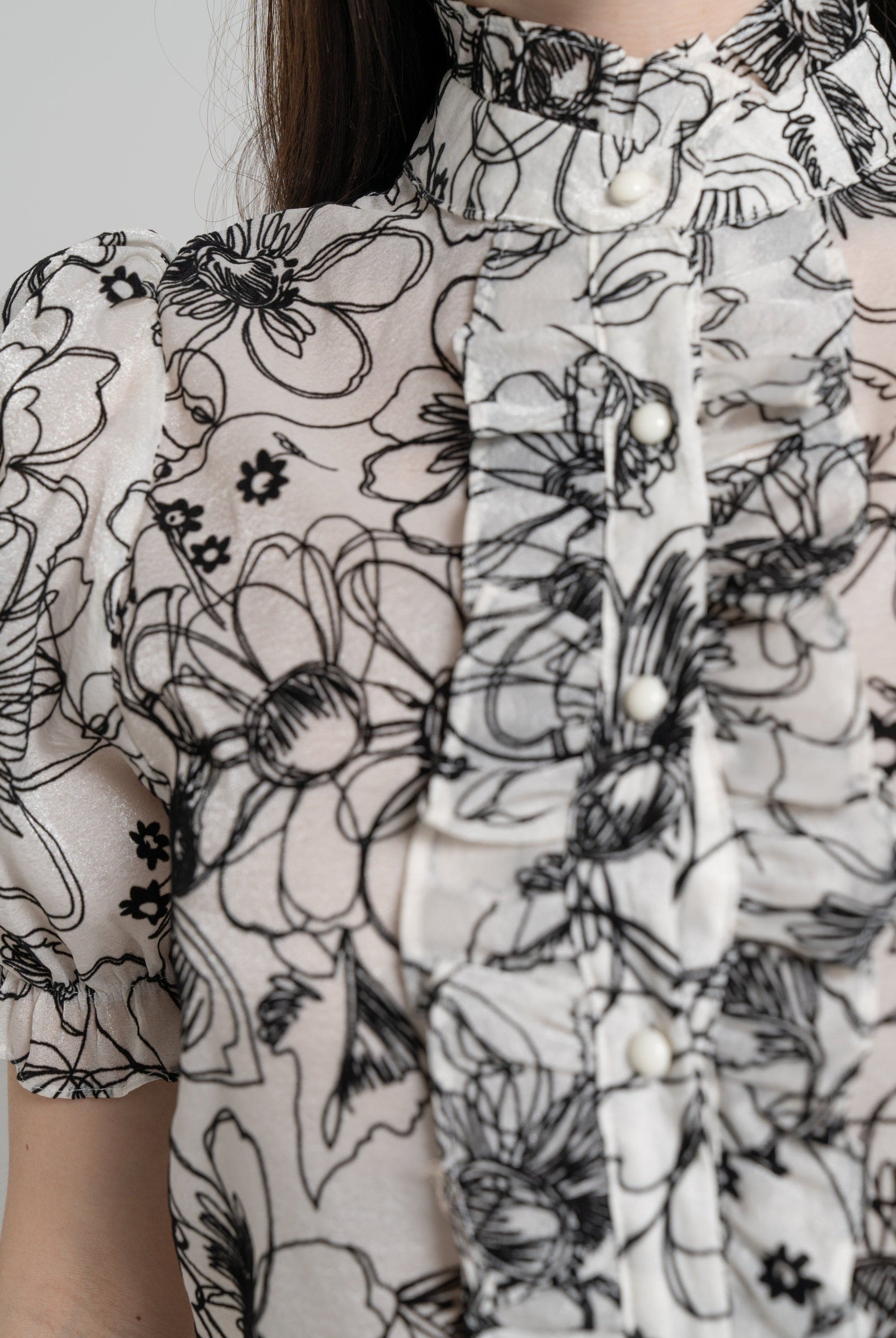 ู
ููุง ุจููุฒุฉ ุจุฃูู
ุงู
ูุตูุฑุฉ ู
ูุฑุฏุฉ ุจุฃุฒุฑุงุฑ ุฃู
ุงู
ูุฉ ุฃุณูุฏ