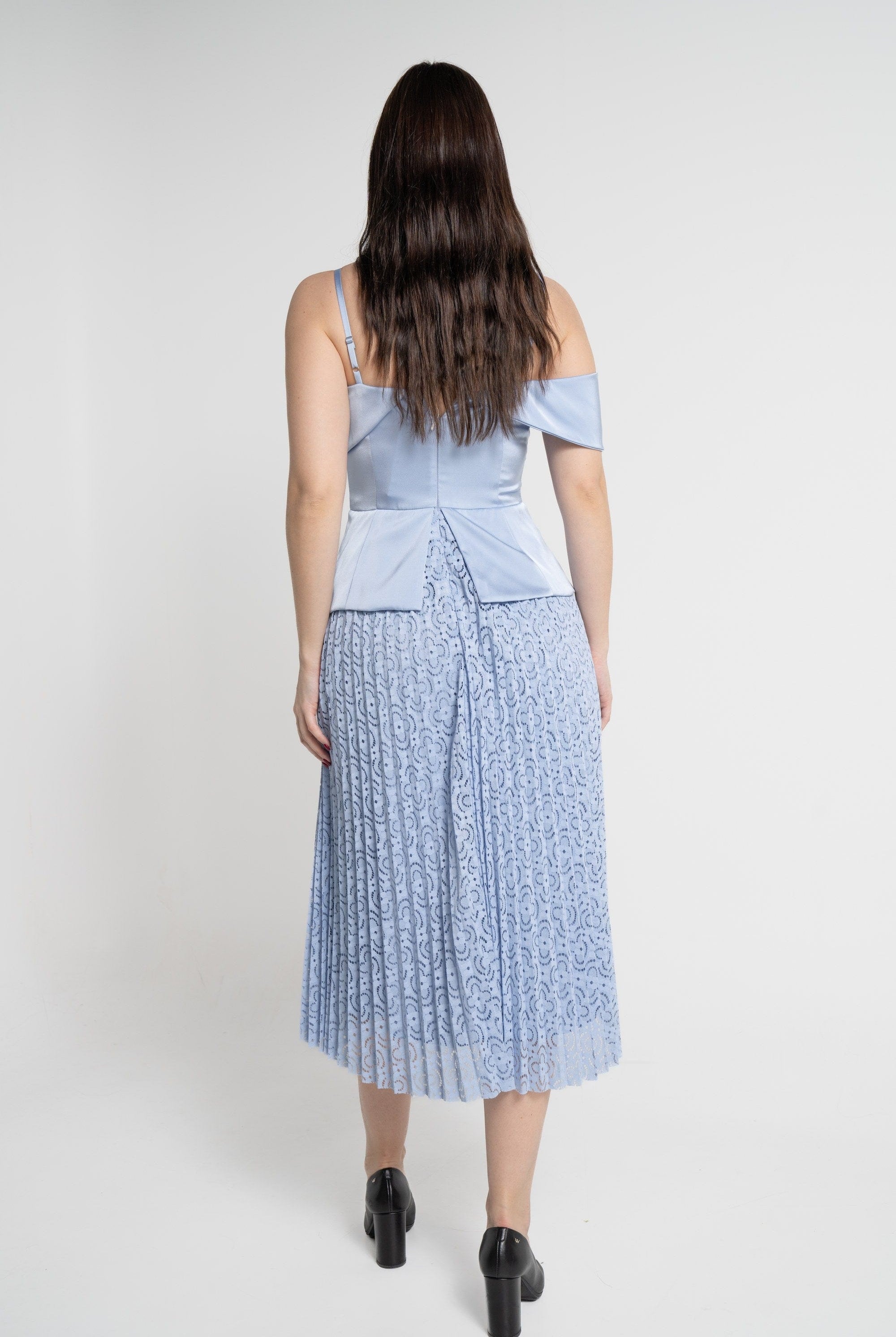 ميكا فستان ميدي بدون أكمام أوف شولدر لامع