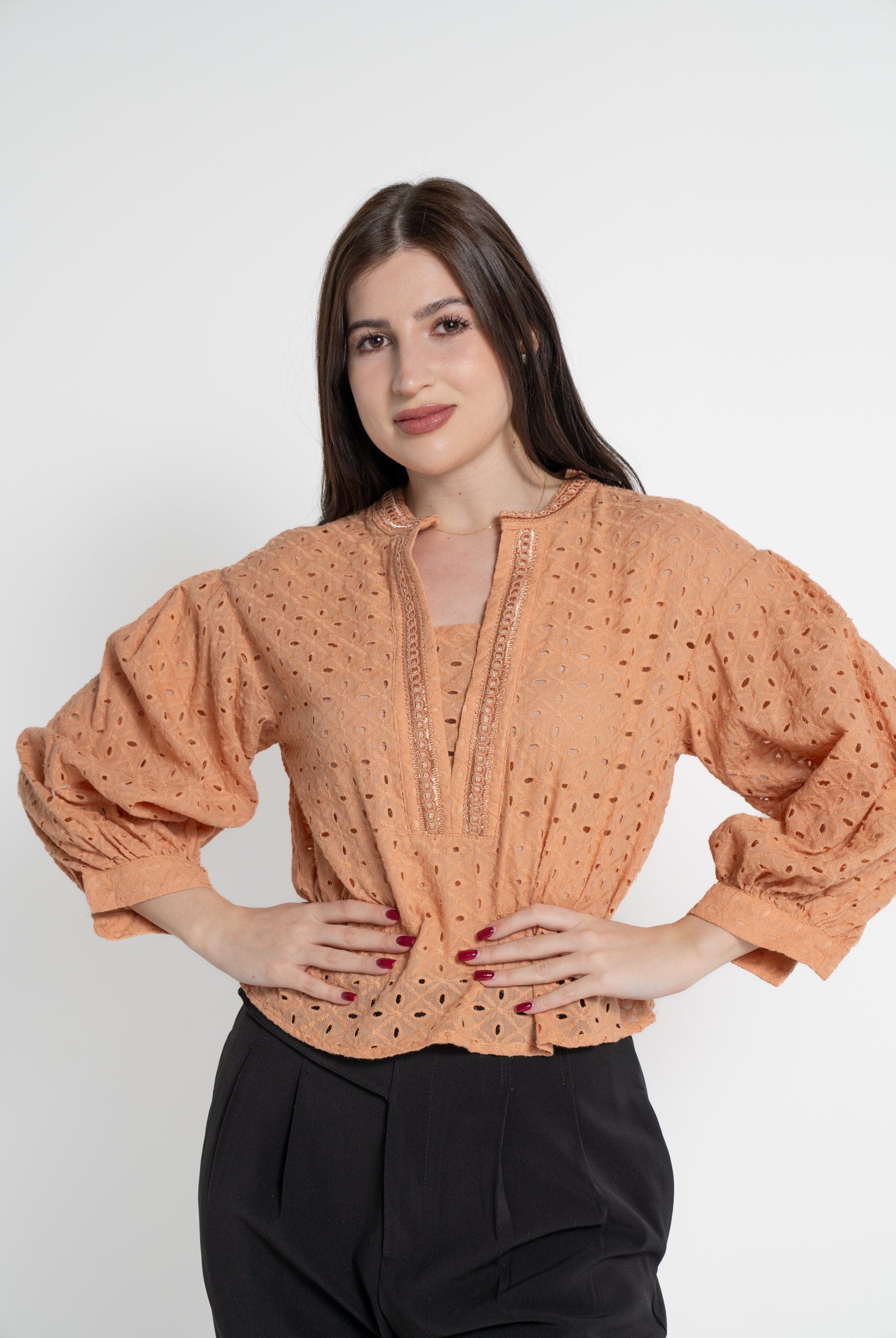 ميكا بلوزة بأكمام طويلة نسائية قصيرة مخرمة