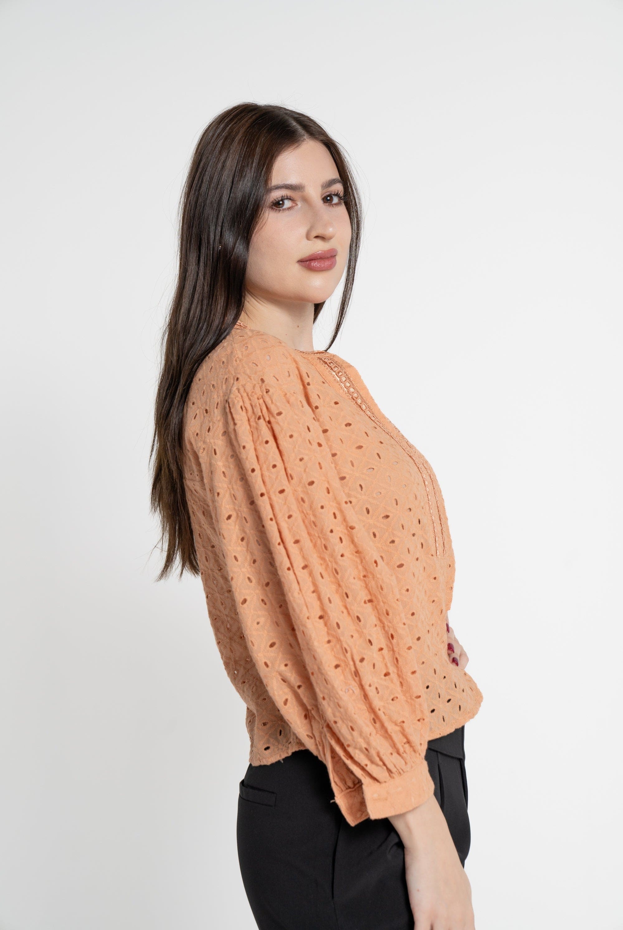 ميكا بلوزة بأكمام طويلة نسائية قصيرة مخرمة