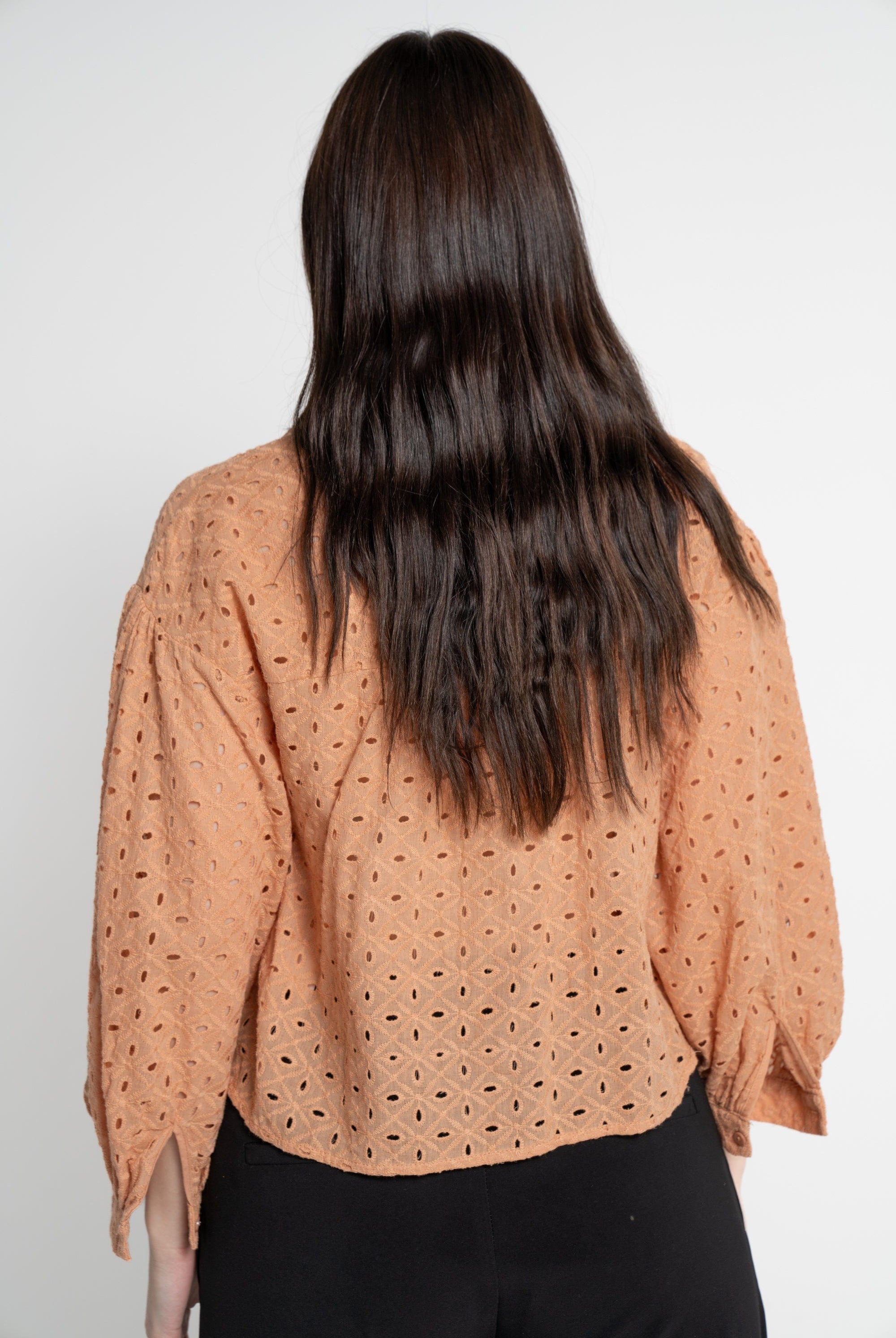 ميكا بلوزة بأكمام طويلة نسائية قصيرة مخرمة