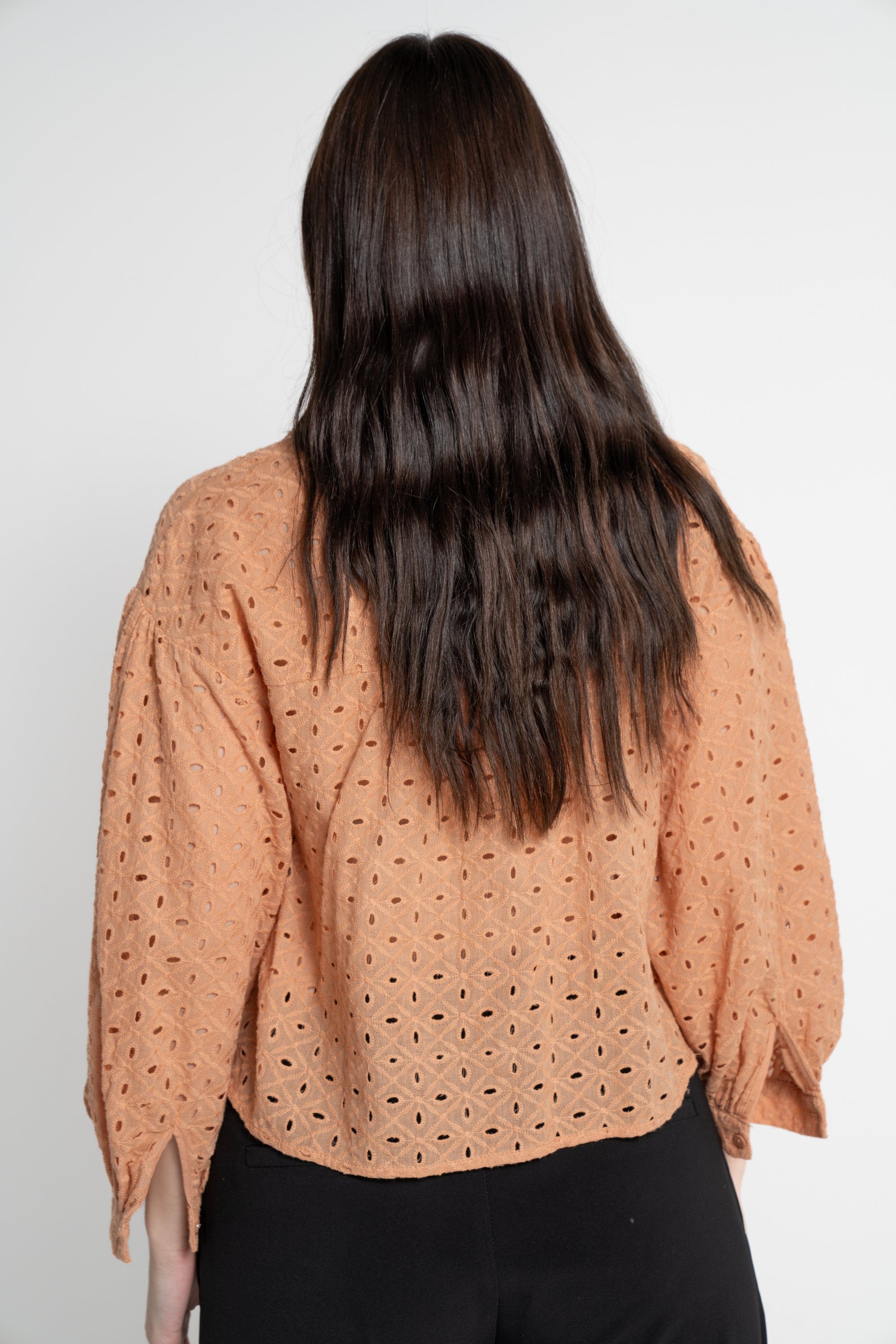 ميكا بلوزة بأكمام طويلة نسائية قصيرة مخرمة