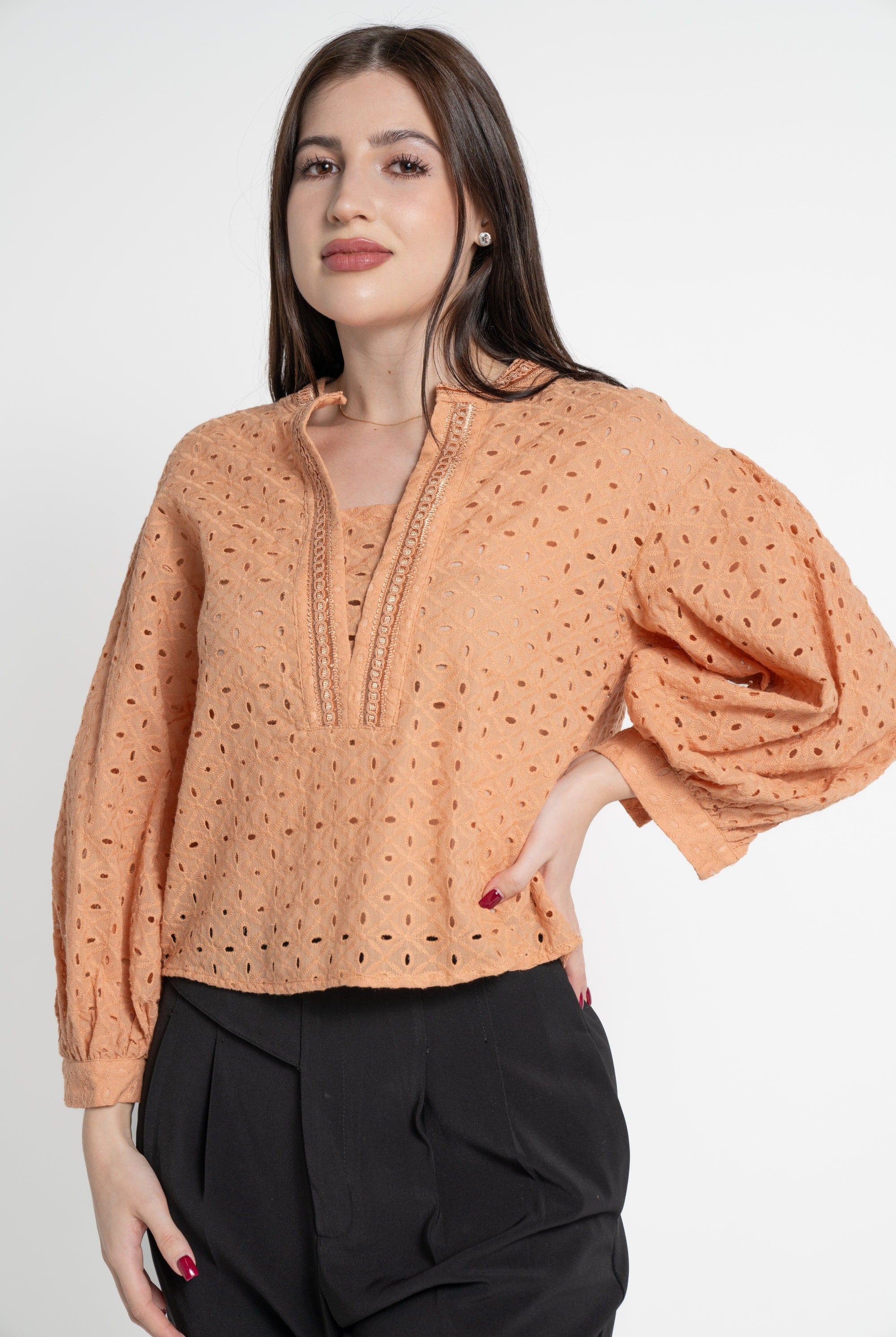 ميكا بلوزة بأكمام طويلة نسائية قصيرة مخرمة