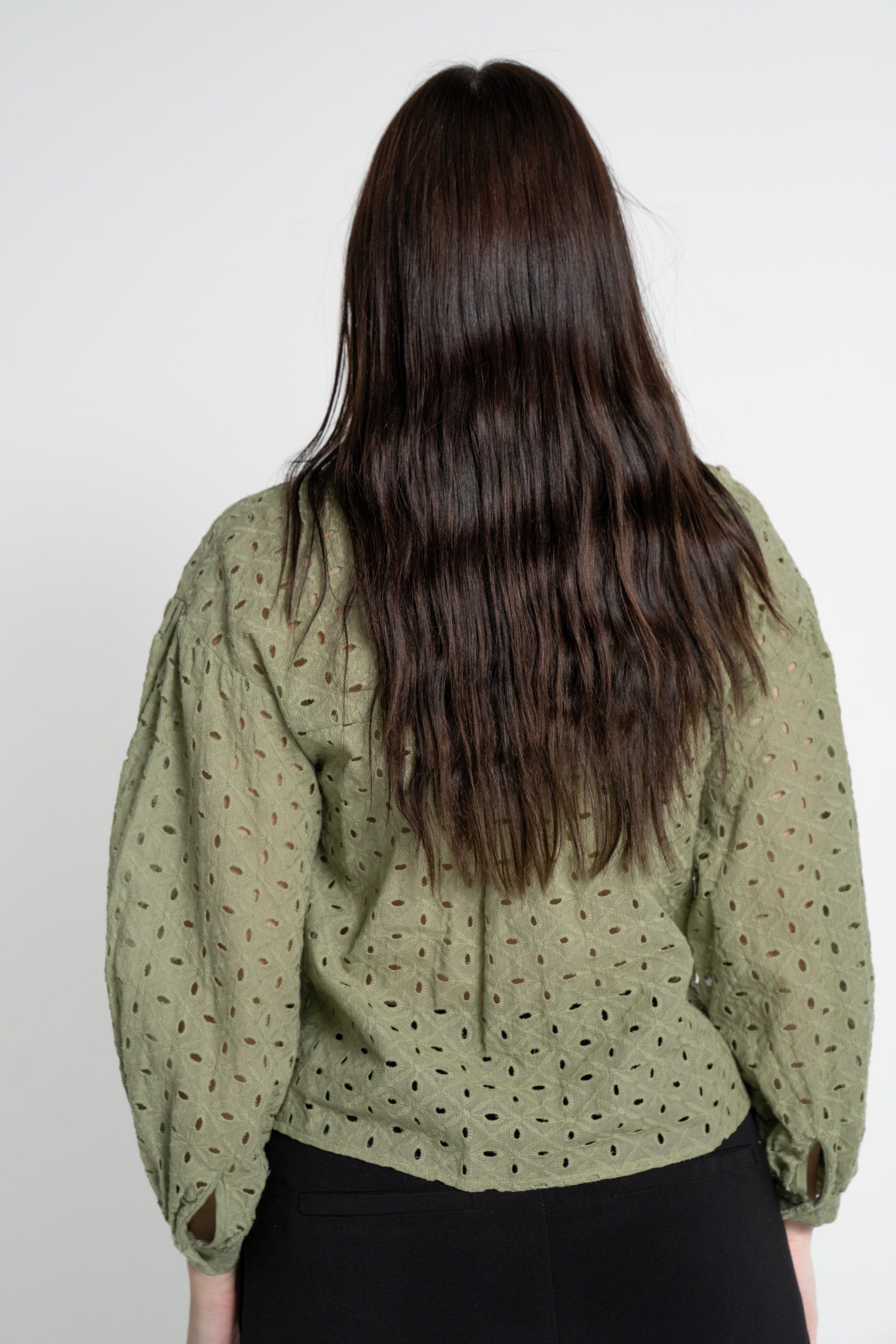 ميكا بلوزة بأكمام طويلة نسائية قصيرة مخرمة