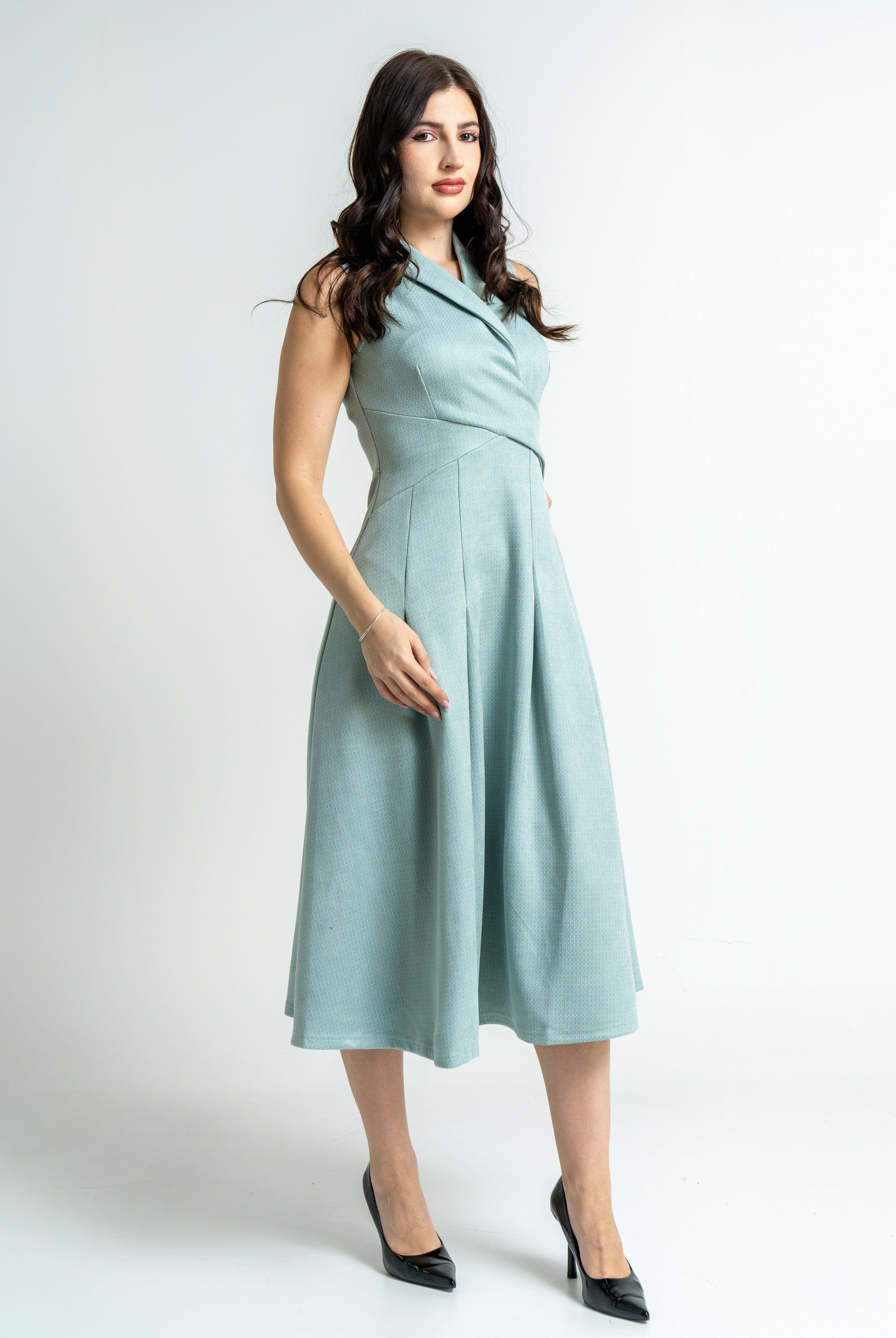 ميكا فستان ميدي لف بدون أكمام سادة