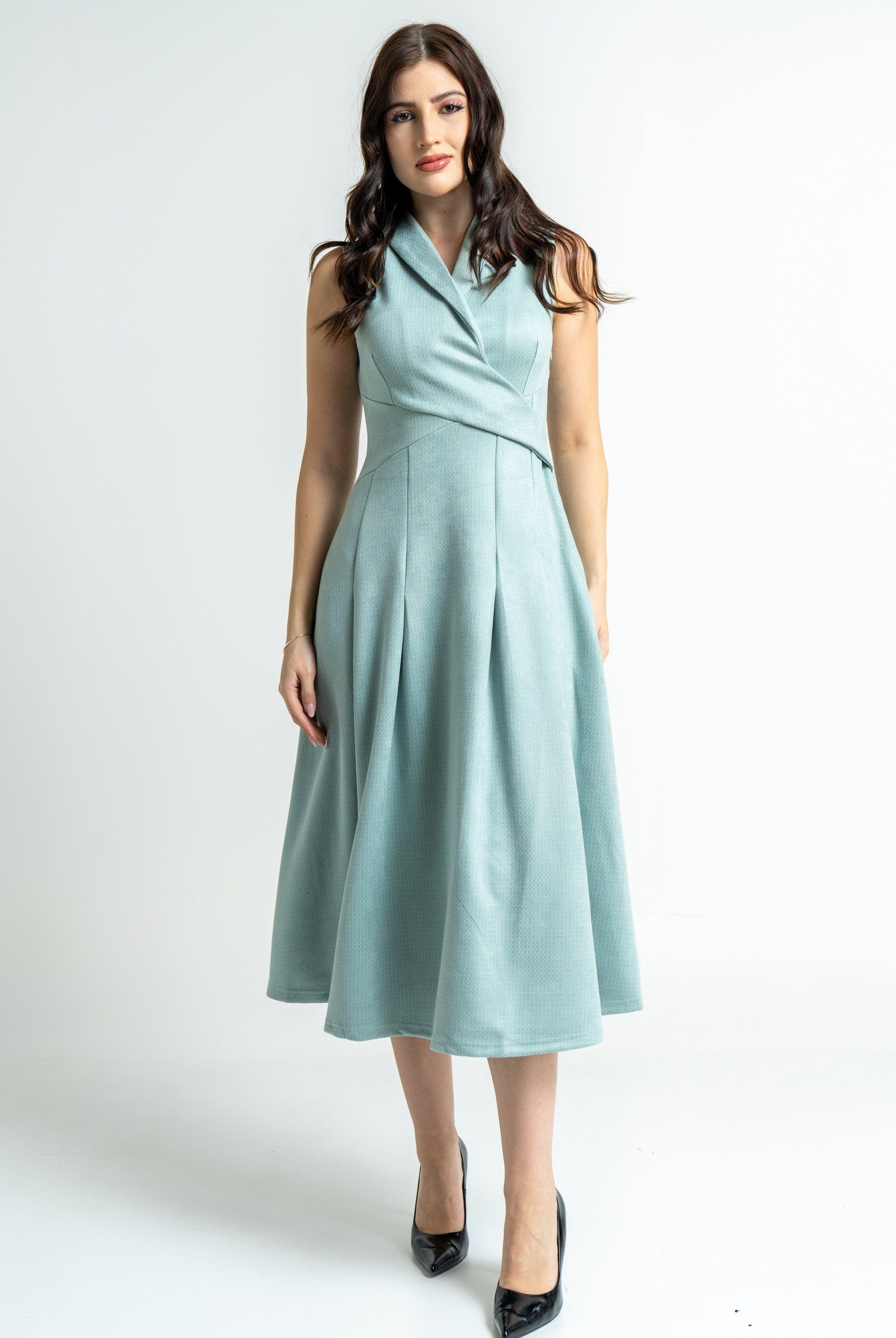 ميكا فستان ميدي لف بدون أكمام سادة