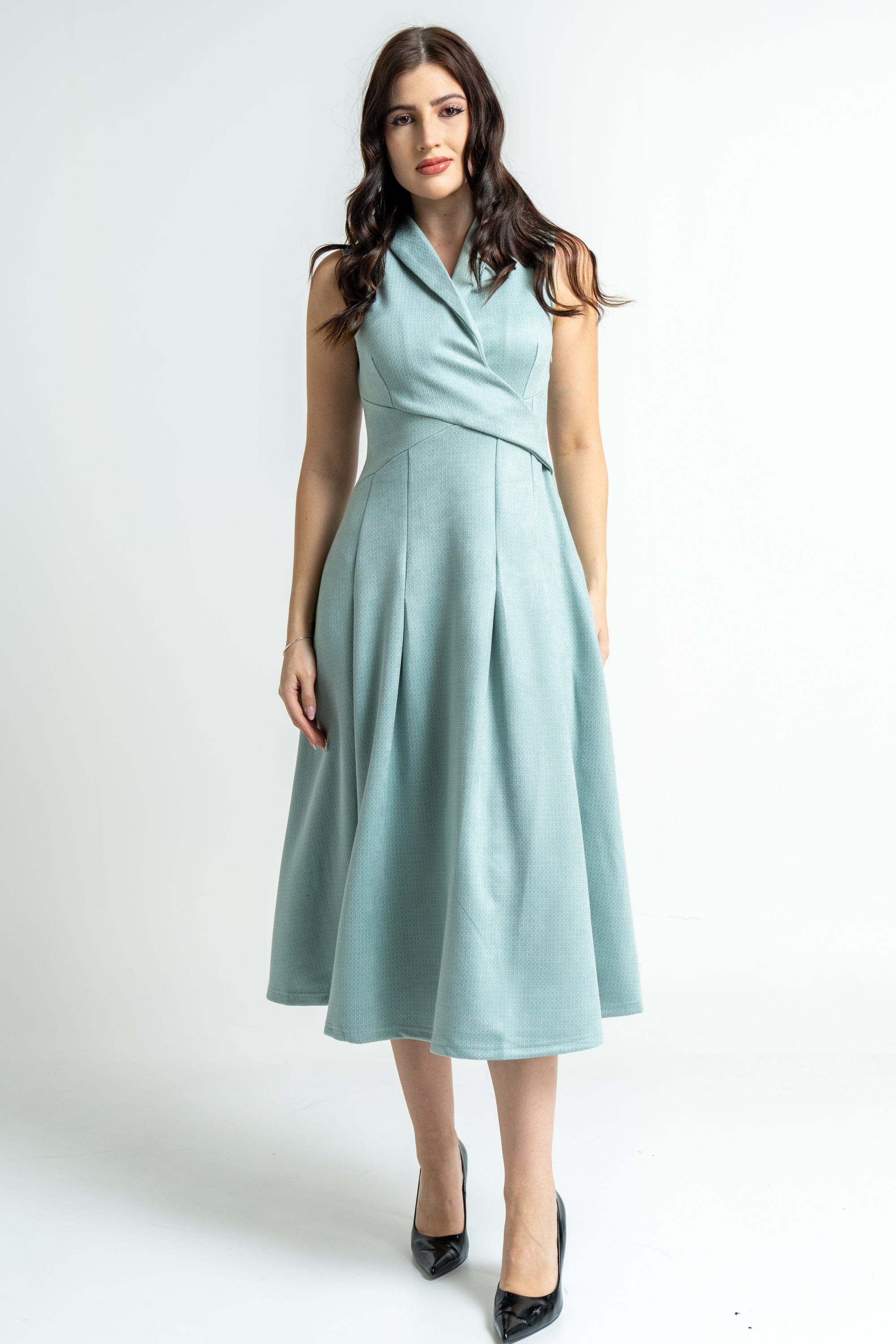 ميكا فستان ميدي لف بدون أكمام سادة