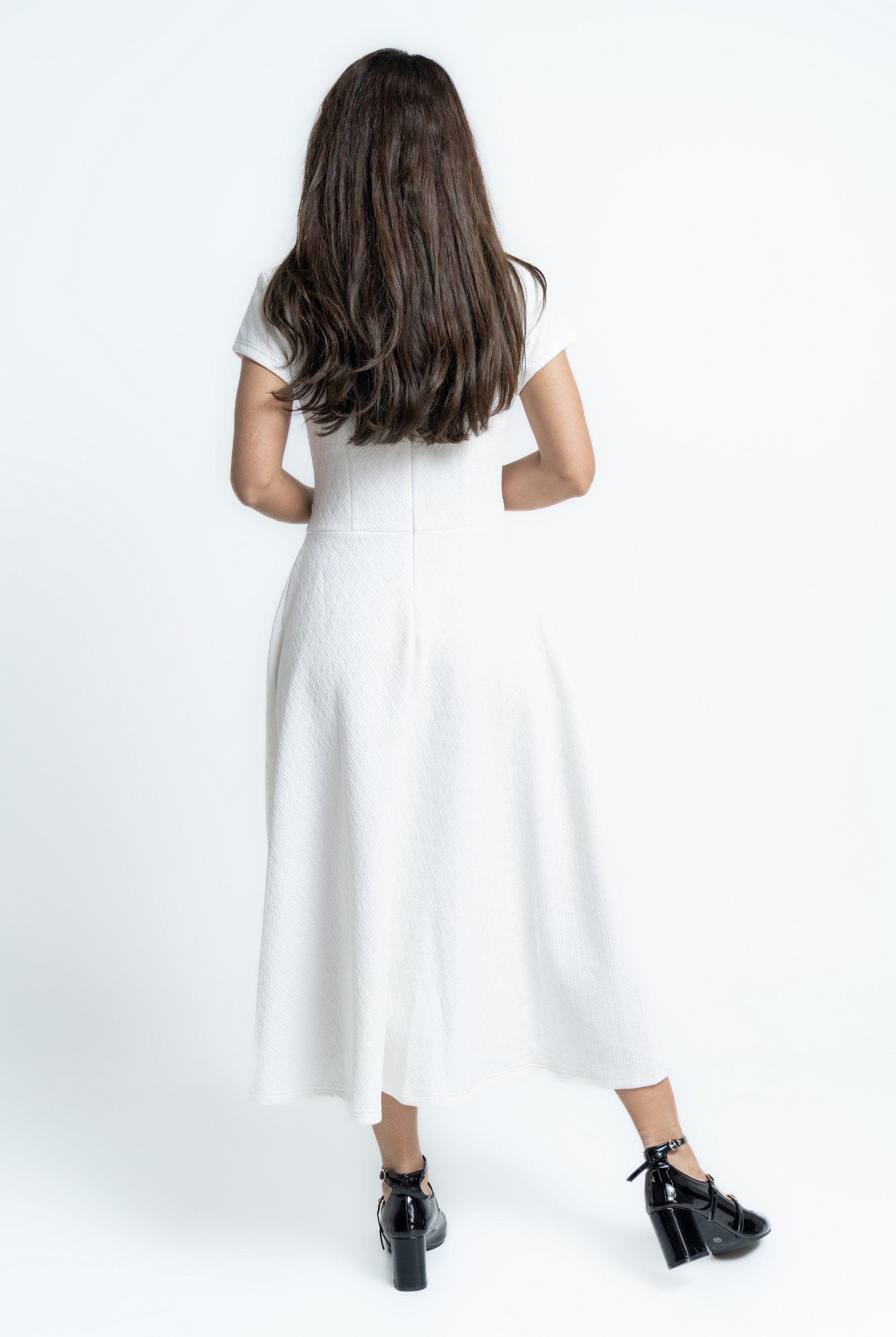 ميكا فستان ميدي بأكمام قصيرة سادة