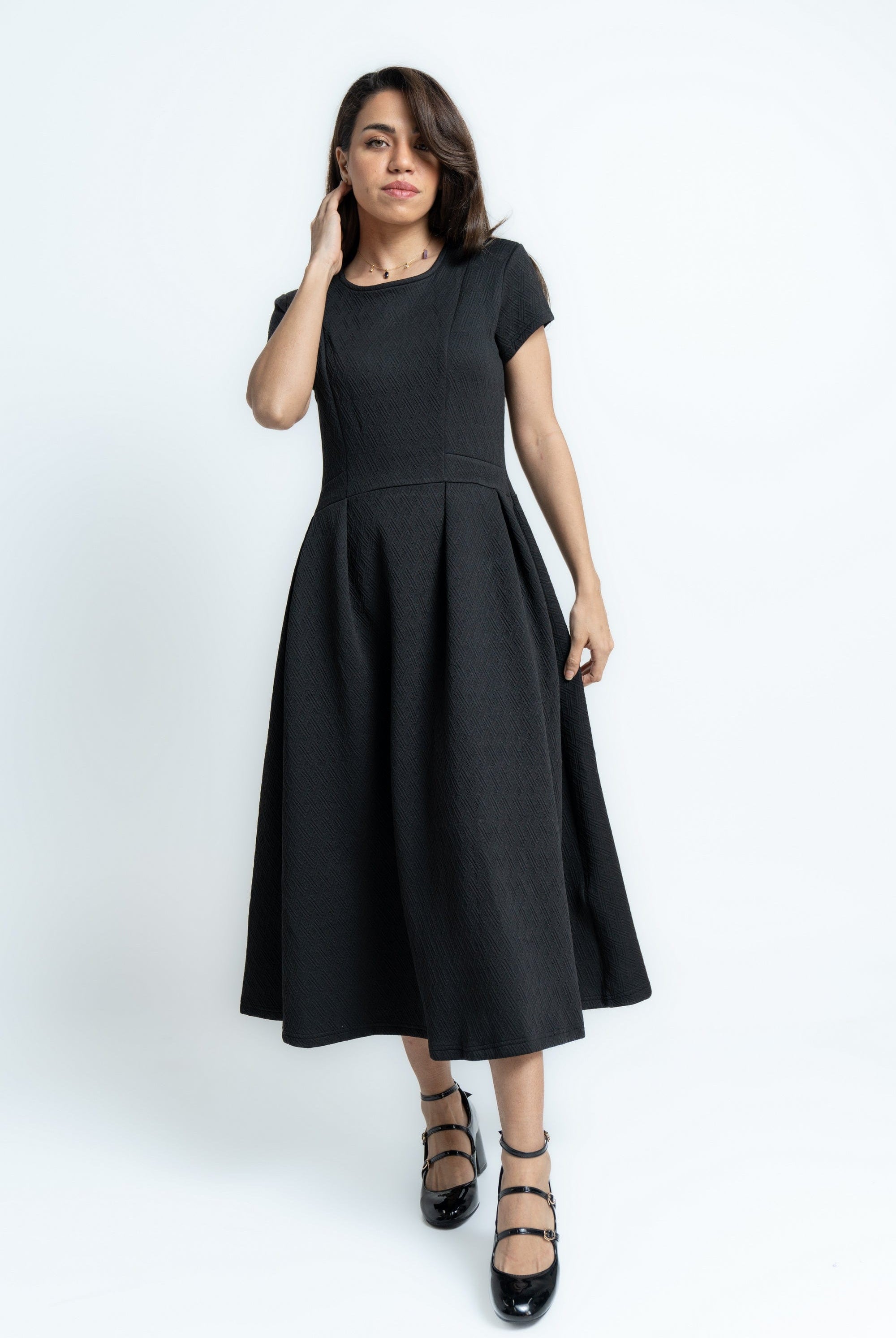 ميكا فستان ميدي بأكمام قصيرة سادة